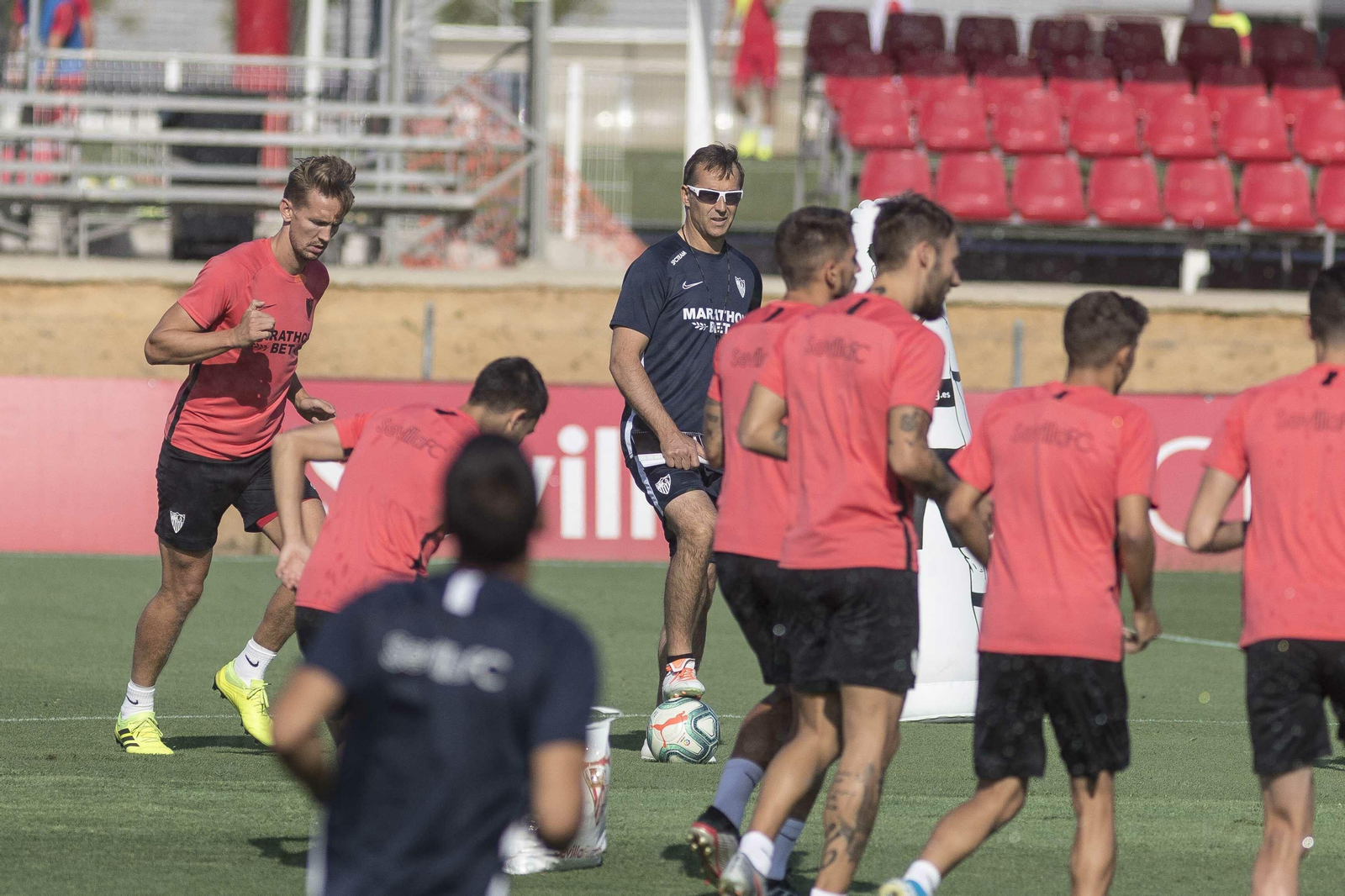 Lopetegui, atento a la evolución de sus futbolistas.
