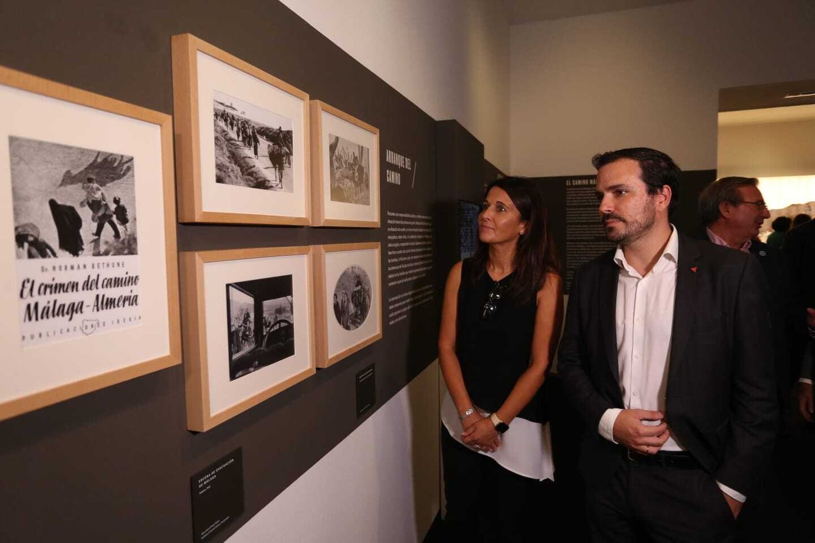 Alberto Garzón en la inauguran la exposición 'La Desbandá, 1937. De Málaga a los Pirineos'.