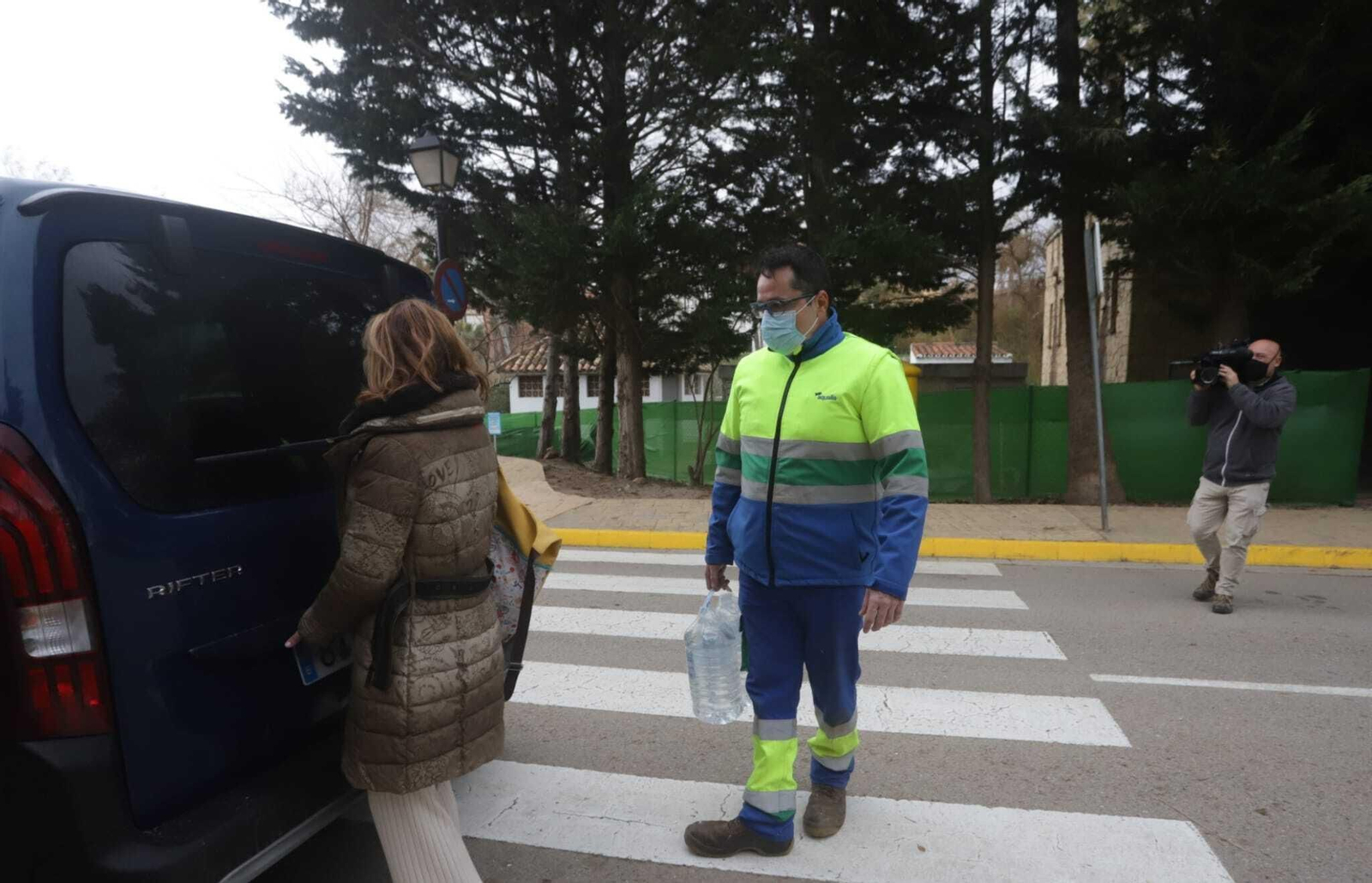 Reparto de garrafas de agua en La Alcaidesa, este miércoles.