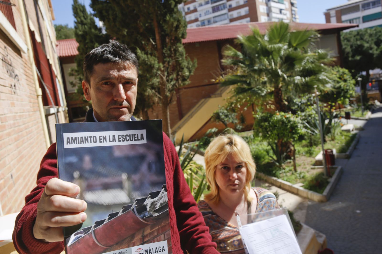 El profesor Antonio Jiménez y la presidenta de la AMPA, Marisa Sierra. Al fondo una cubierta de uralita.