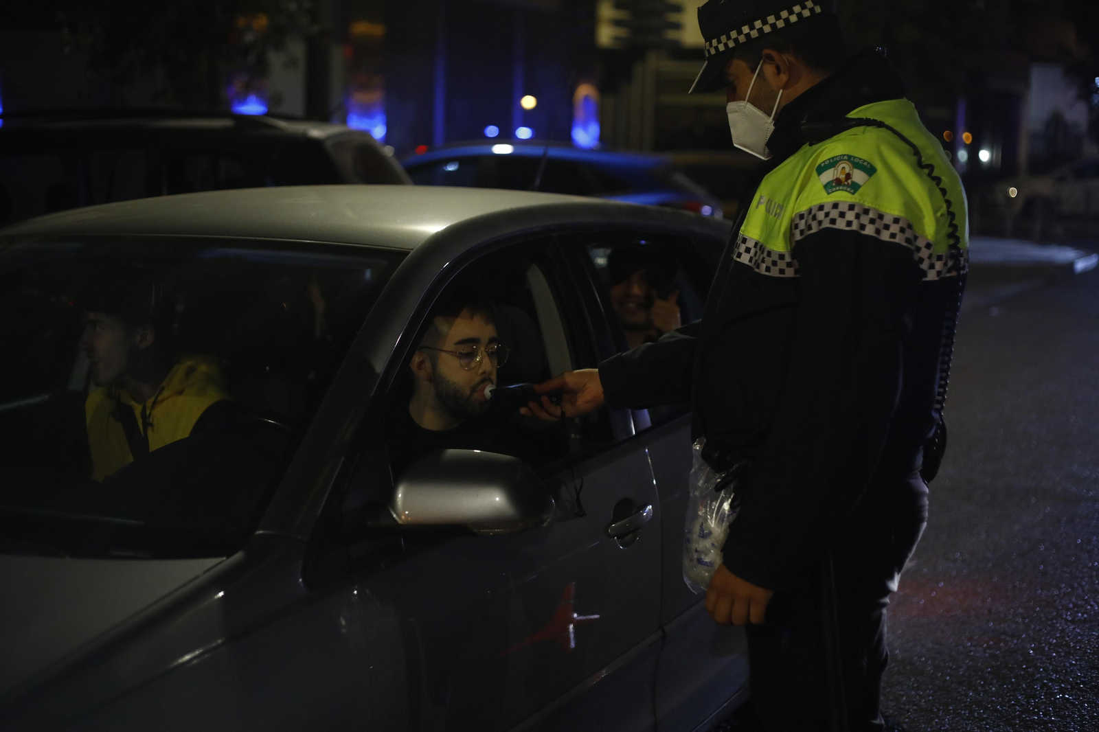 Un conductor sopla el alcoholímetro en el control de la Policía Local.