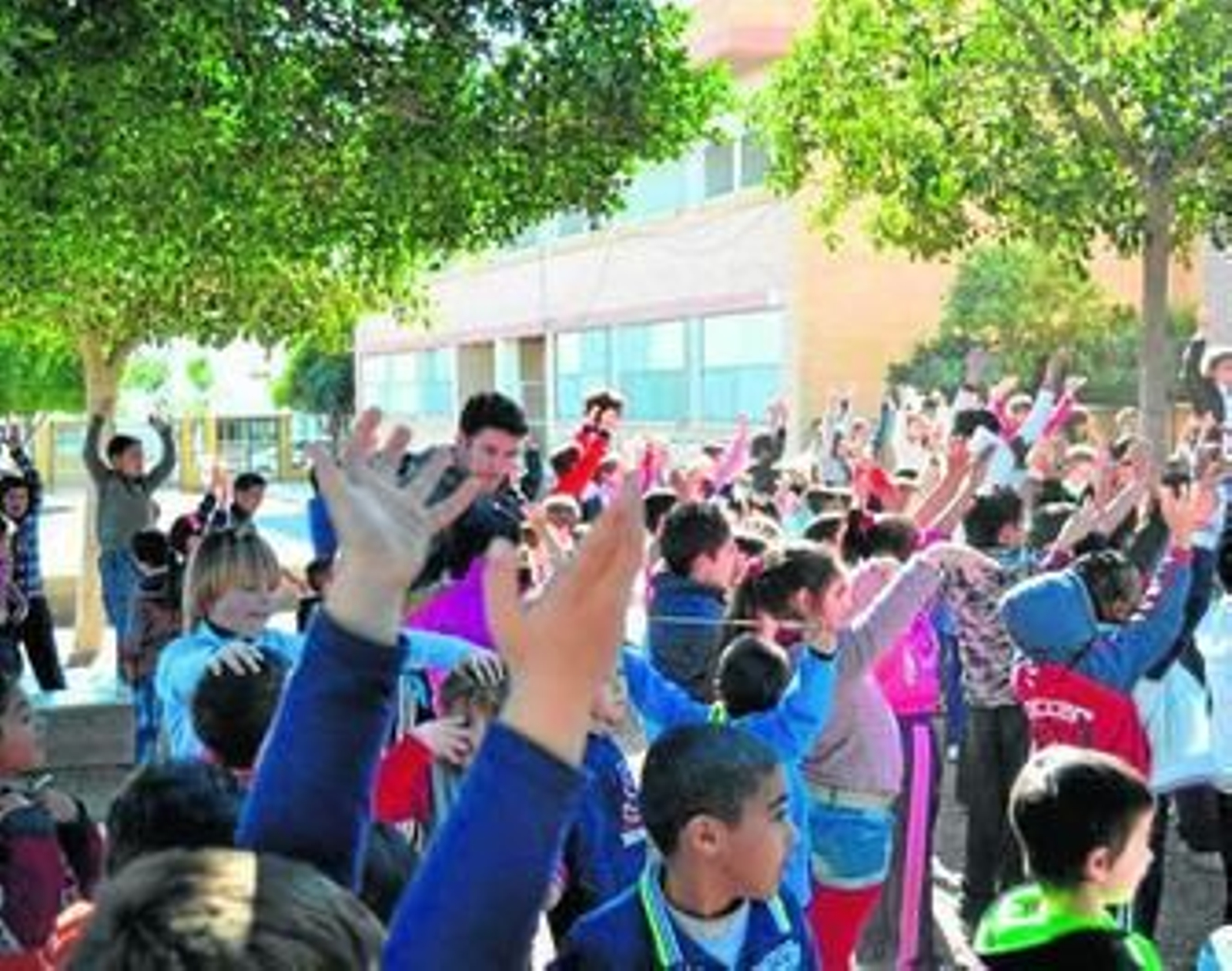 Alumnos del colegio Andalucía de San Isidro celebra el Día de la Paz en el patio del centro.