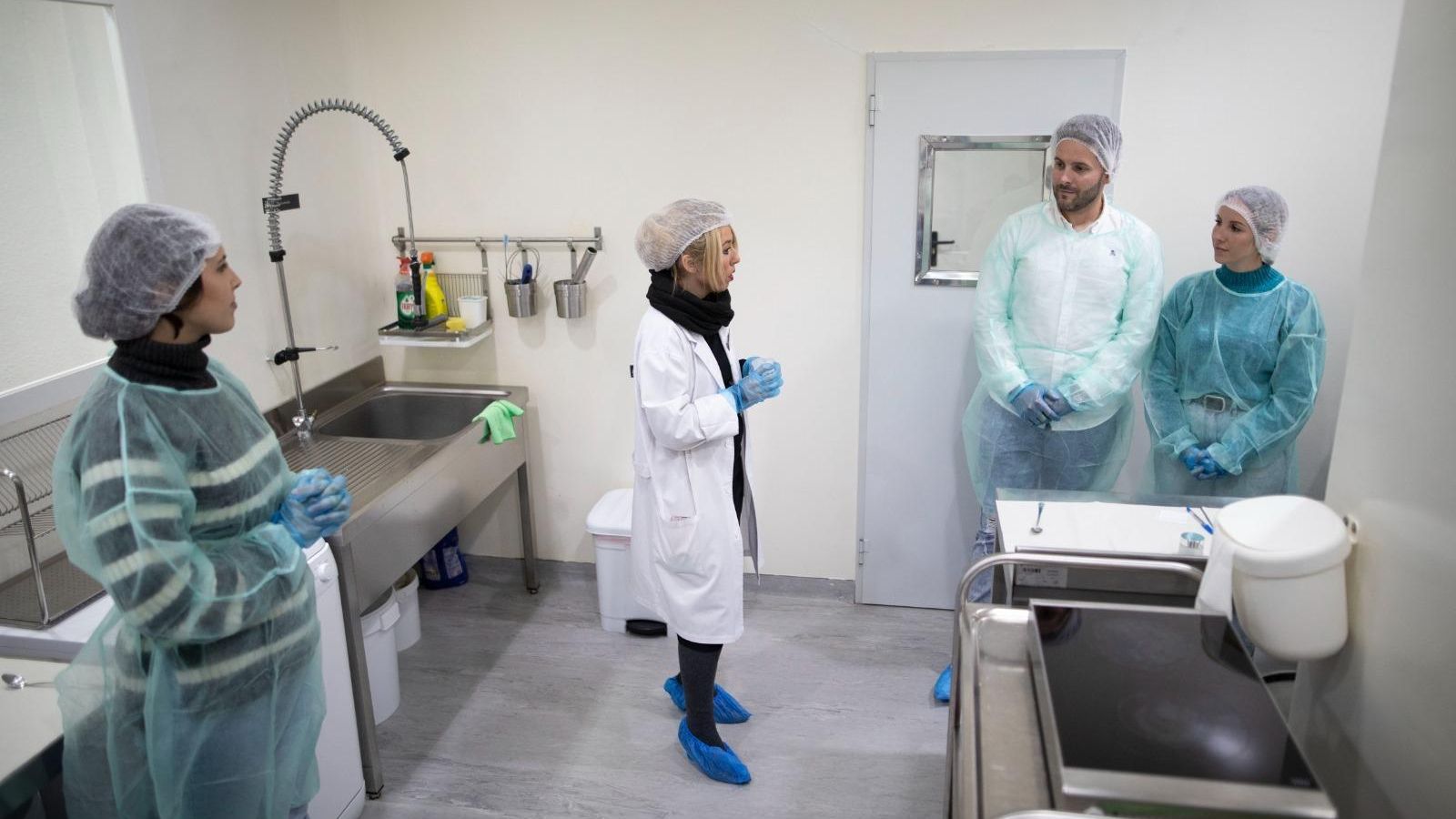 Alicia Huertas informa sobre las propiedades de los activos a los alumnos