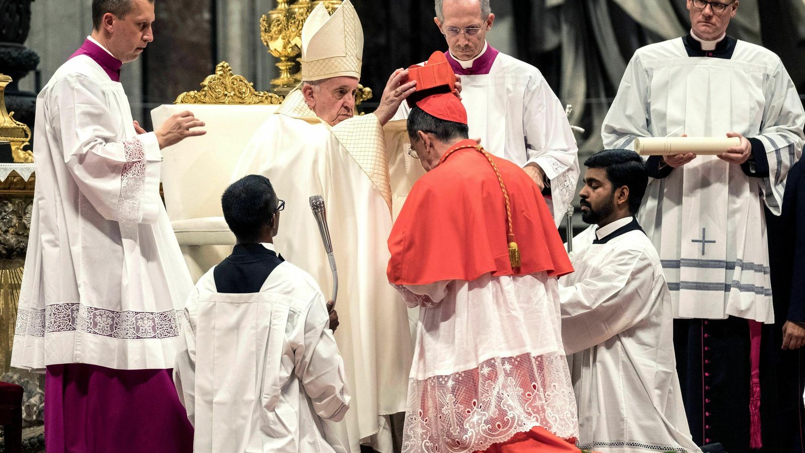 Francisco impone la birreta cardenalicia a monseñor Ayuso.