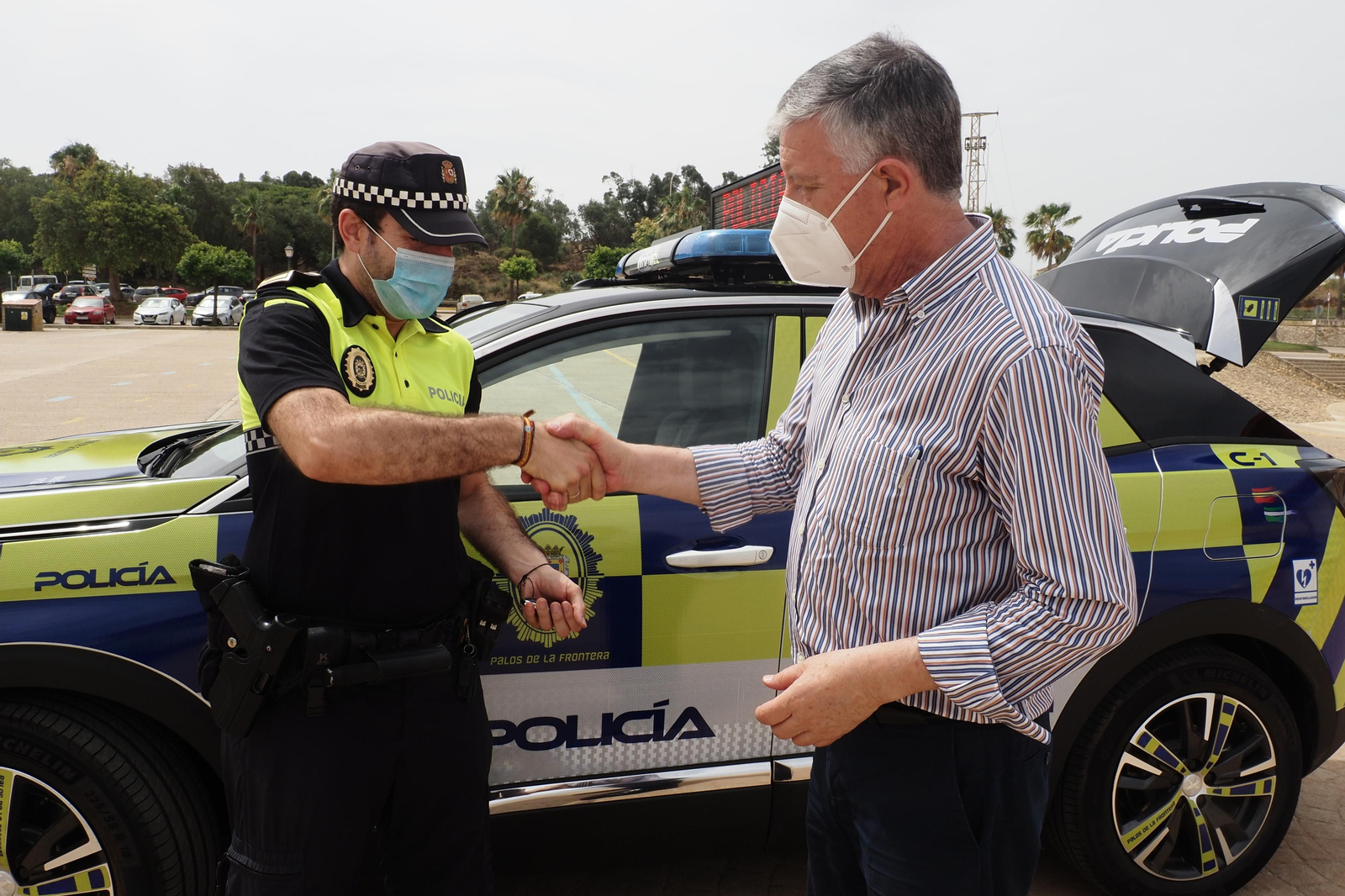 Carmelo Romero saluda a una agente tras la entrada en servicio del vehículo.
