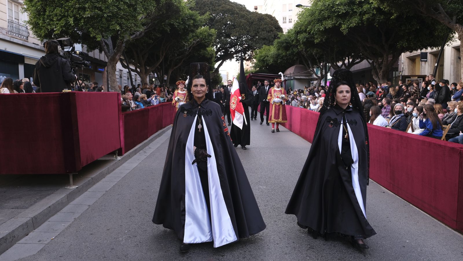 Procesión del Santo Entierro en Almería, en imágenes.