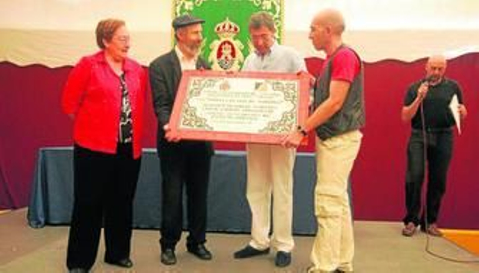 El director y el jefe de estudios de la Escuela de Arte reciben el reconocimiento por su centenario de manos del alcalde y de la delegada de Feria y Fiestas.