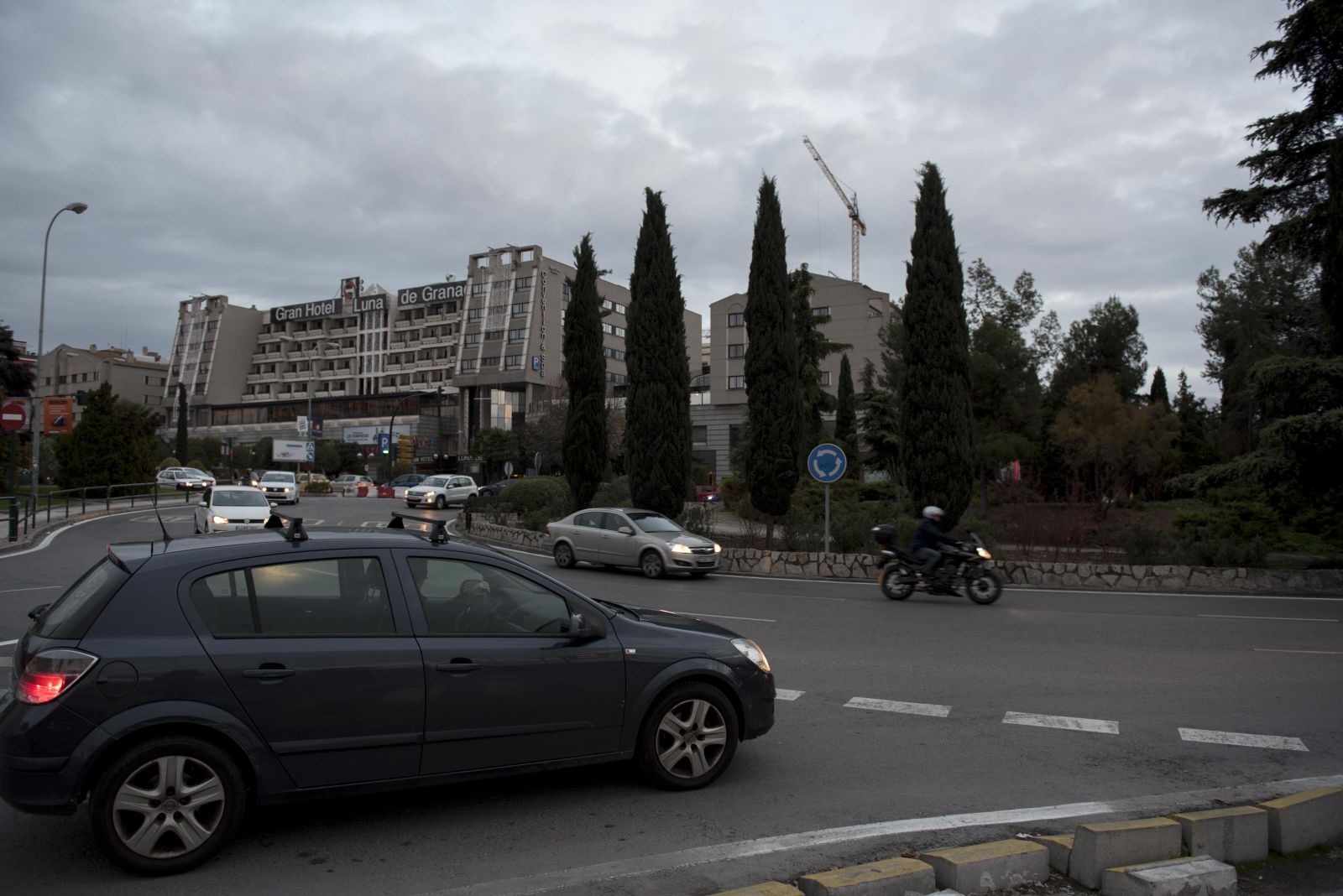 Tráfico en una glorieta de la capital.