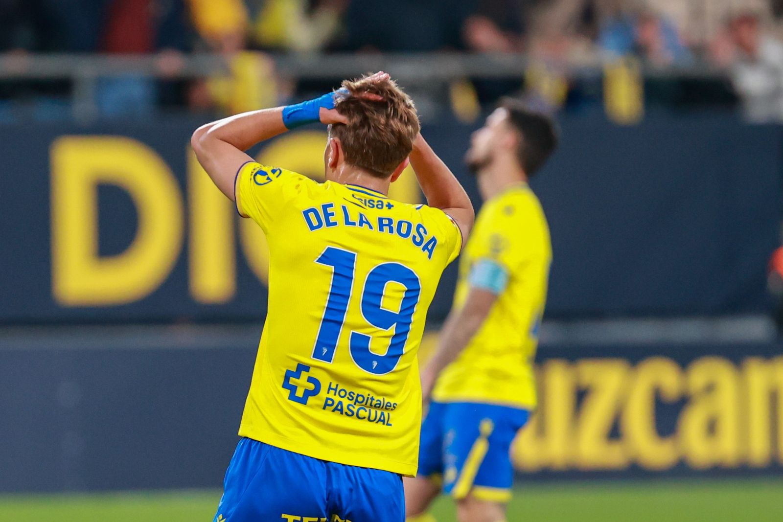 De la Rosa se lleva las manos a la cabeza en el partido contra la Real Sociedad B.