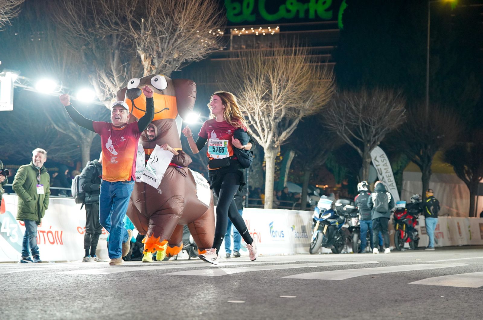 En imágenes: búscate en tu llegada a meta de la Carrera de San Antón 2026 (5)