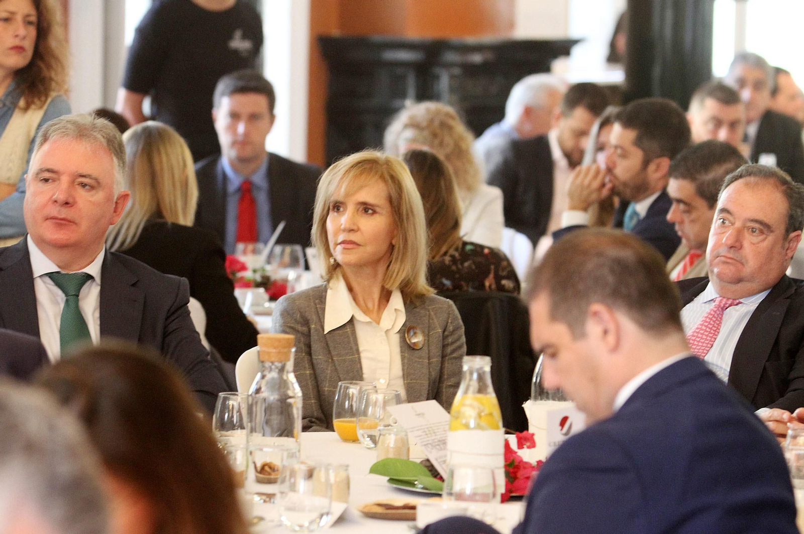 Imágenes de la conferencia y desayuno-coloquio de Gabriel Cruz, alcalde de Huelva