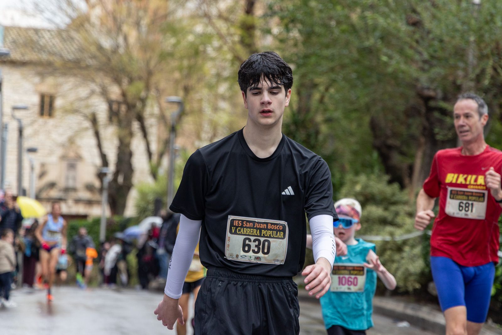 En imágenes: la lluvia no frena a más de un millar de corredores en la V Carrera Popular del IES San Juan Bosco (1)