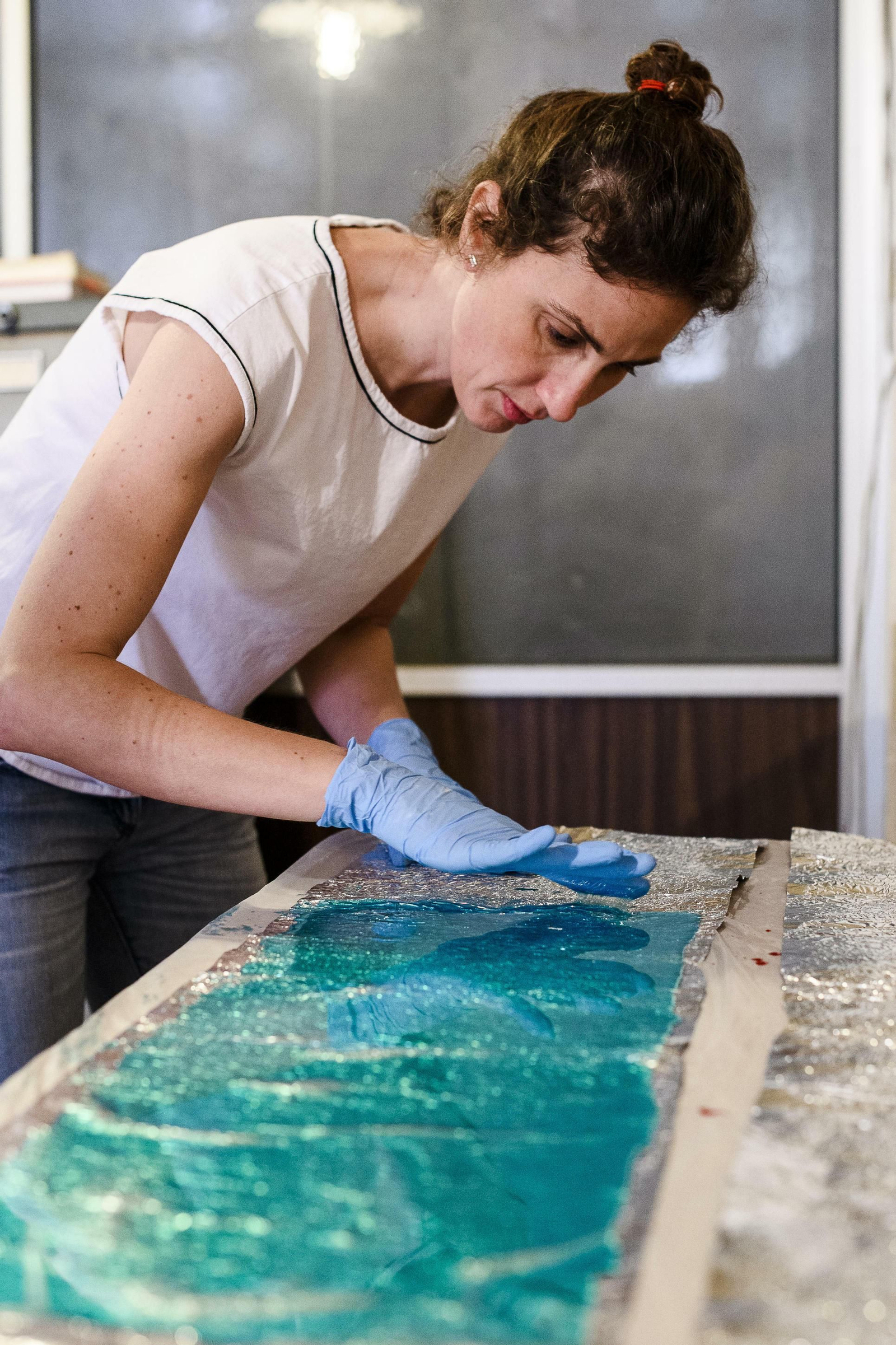 Trini Salamanca, miembro del estudio sevillano dedicado a la elaboración de muebles experimentales.