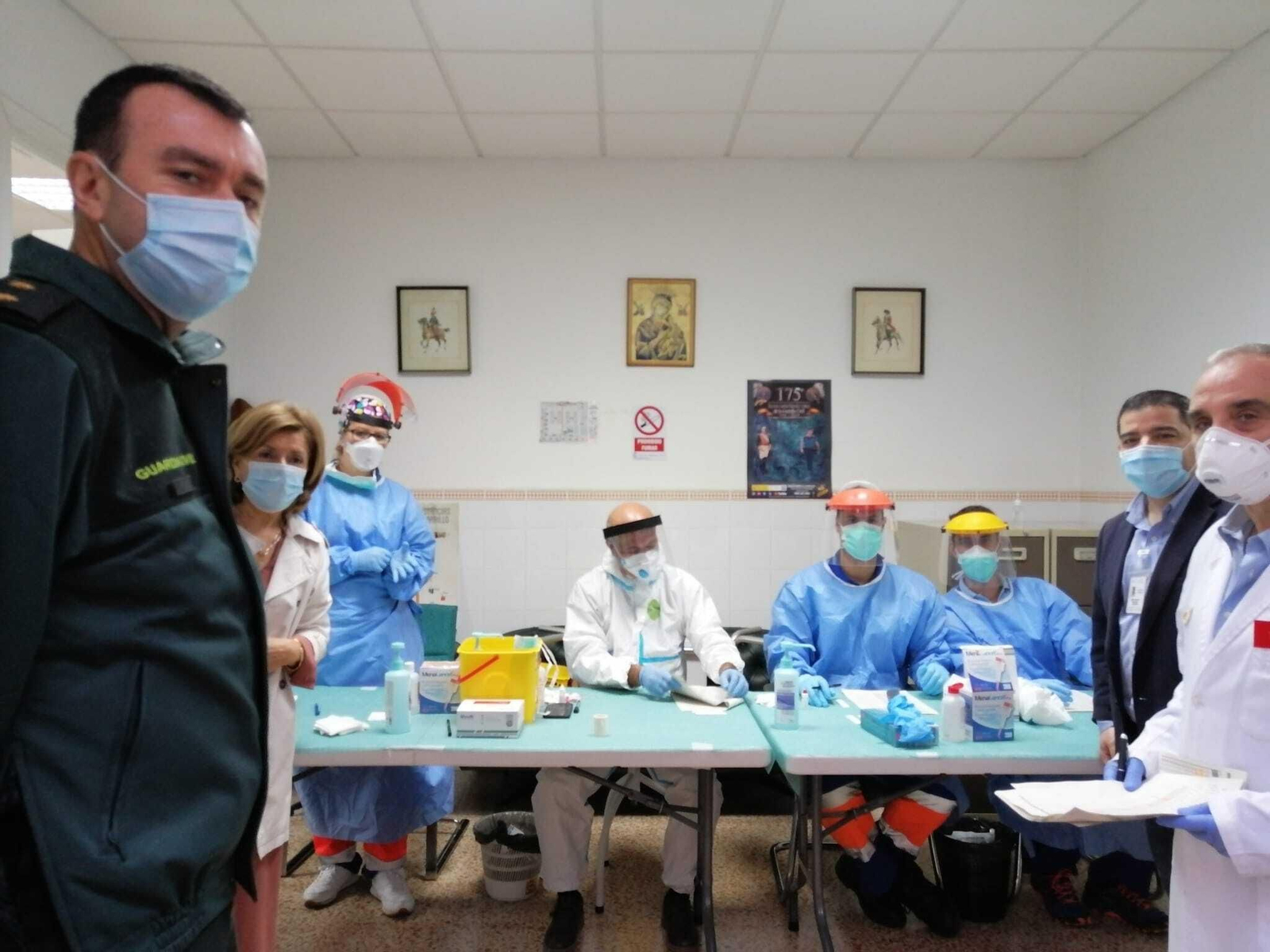 Los sanitarios se preparan para hacer los test a los agentes de la Guardia Civil.