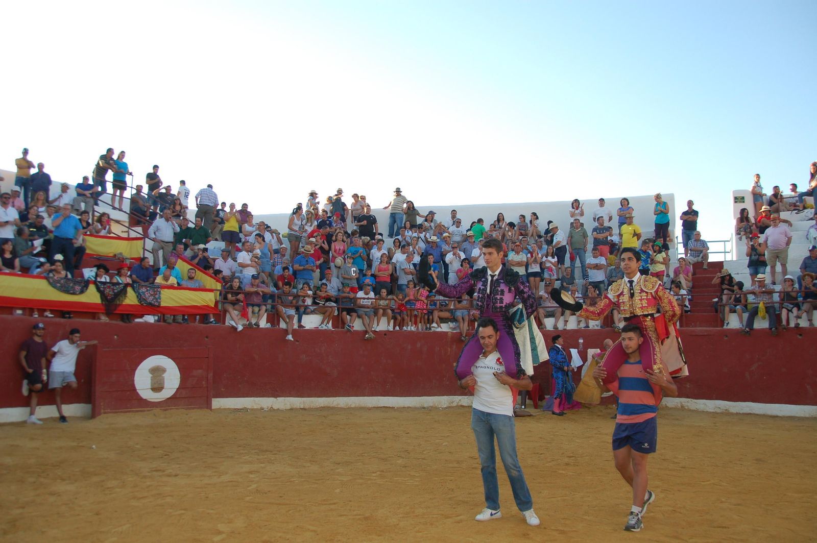 Los dos triunfadores, a hombros.