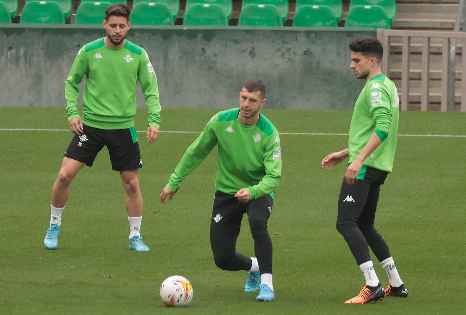 Guido Rodríguez junto a Bartra y Álex Moreno en el entrenamiento de este jueves.