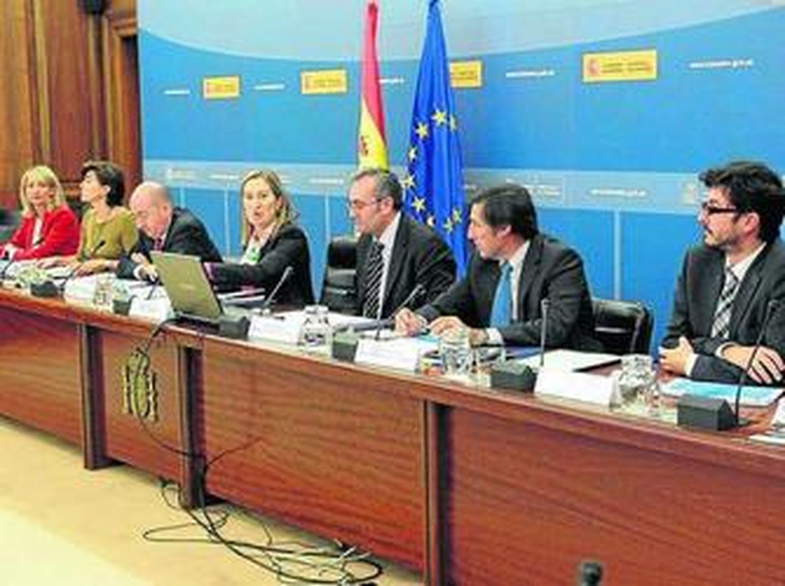 La ministra y José Llorca, en el centro de la imagen, ayer.