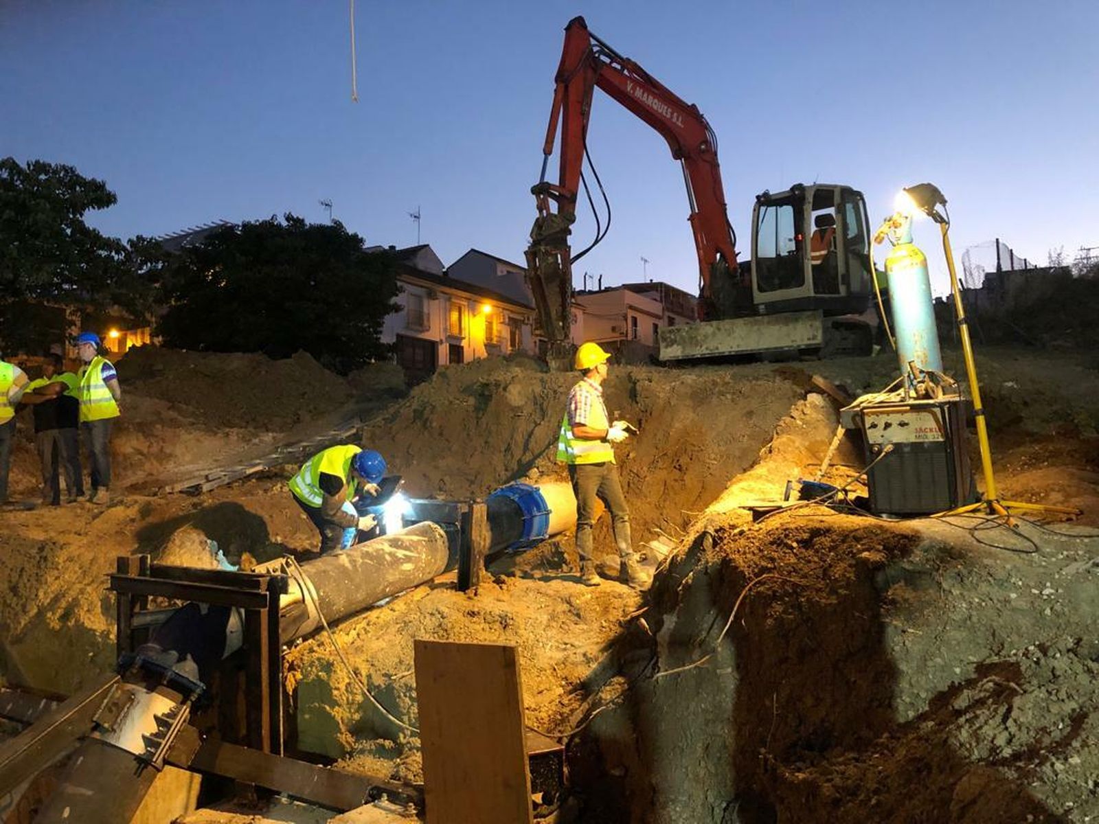 Trabajos de recuperación del suministro de agua en Montilla.