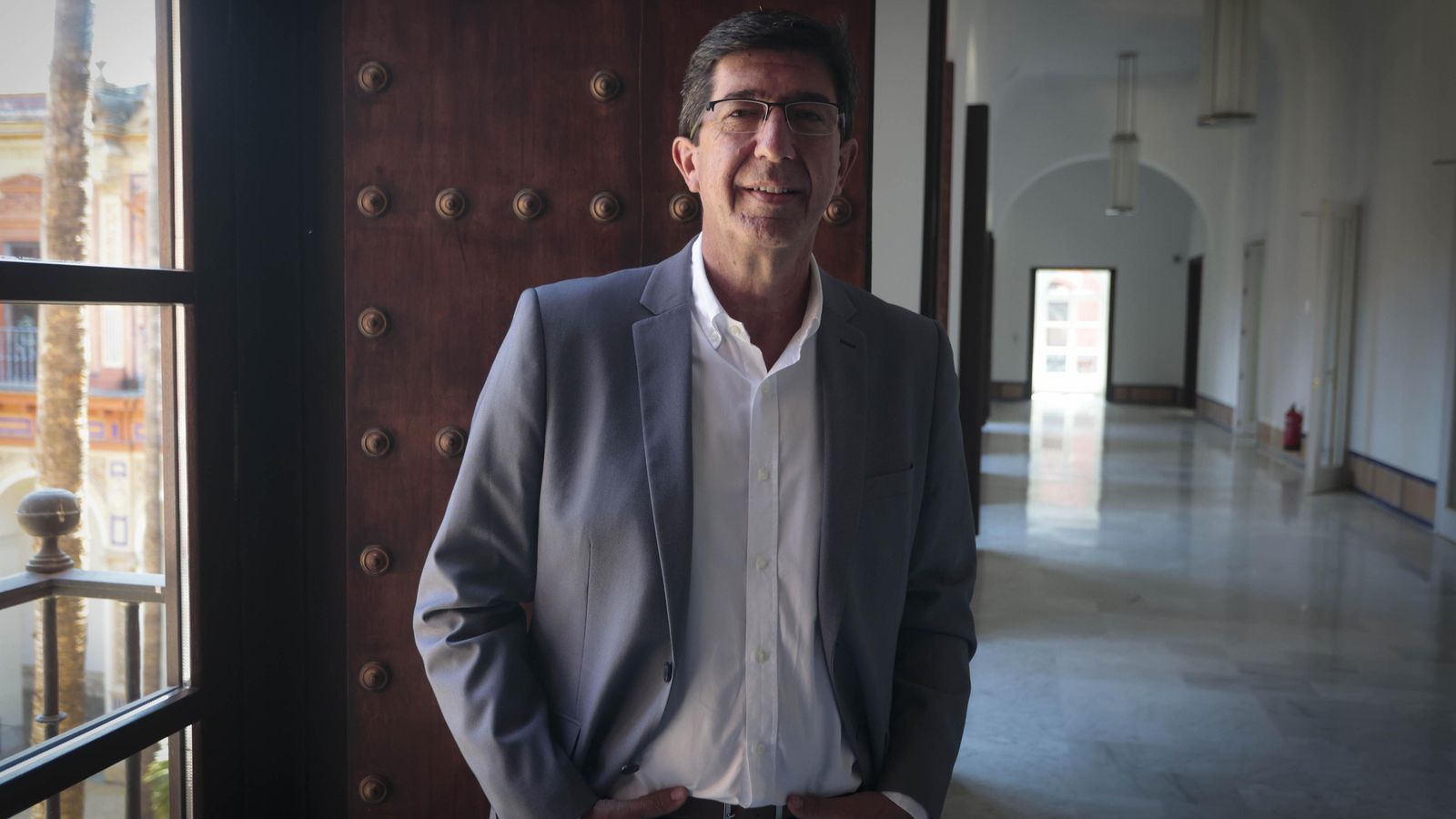 Juan Marín, antes de la entrevista, en una de las galerías del Palacio de San Telmo.