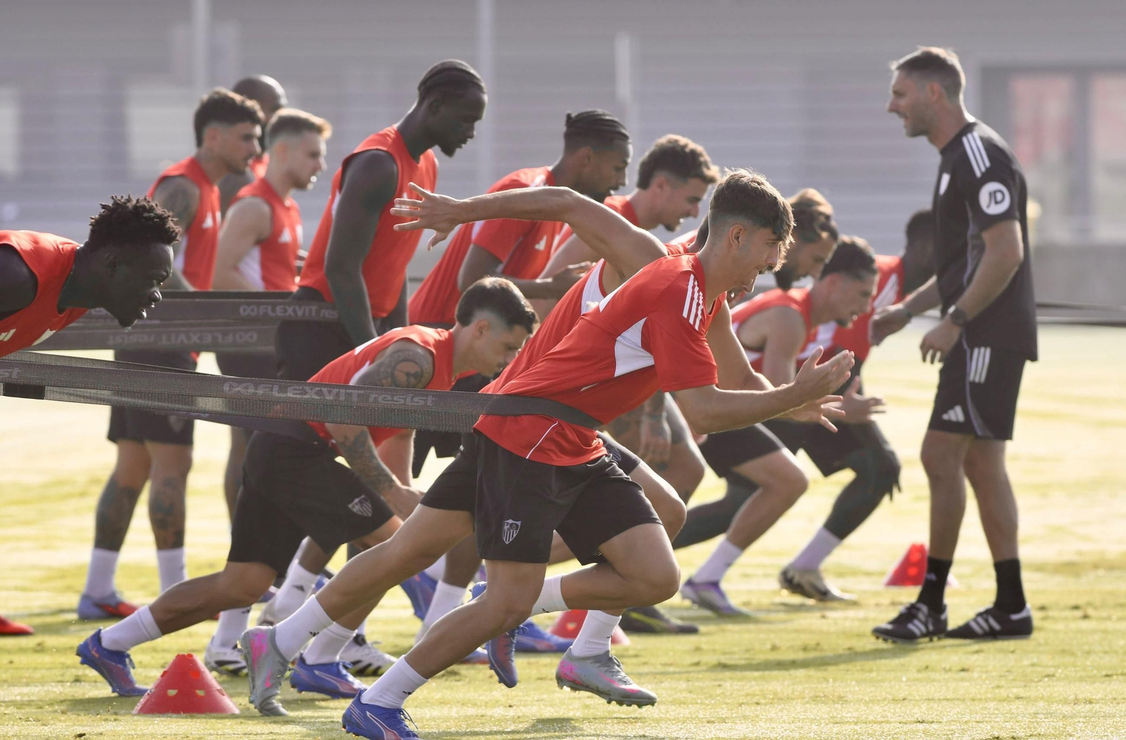 Guido Bonini anima a los futbolistas del Sevilla en el inicio de un esprint.