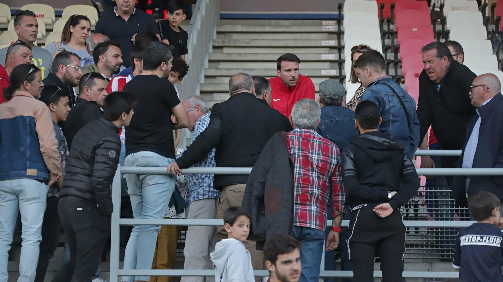 Mané trata de poner calma ante la afición al término del partido.