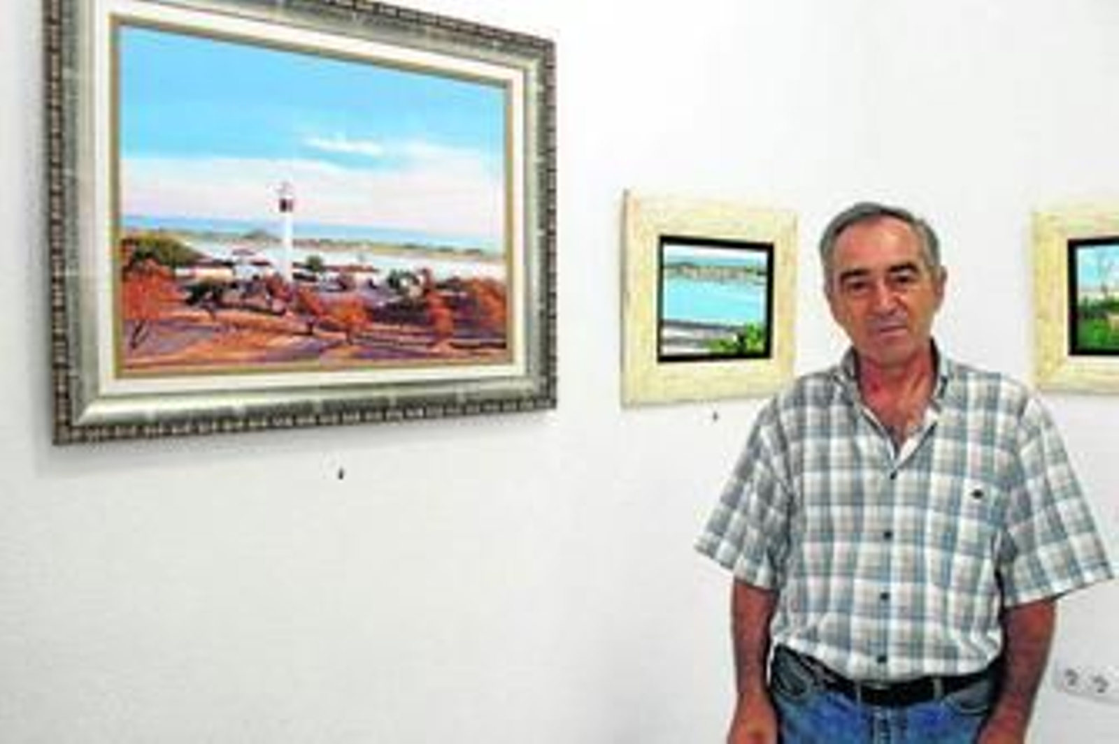Enrique Banda junto a sus obras.