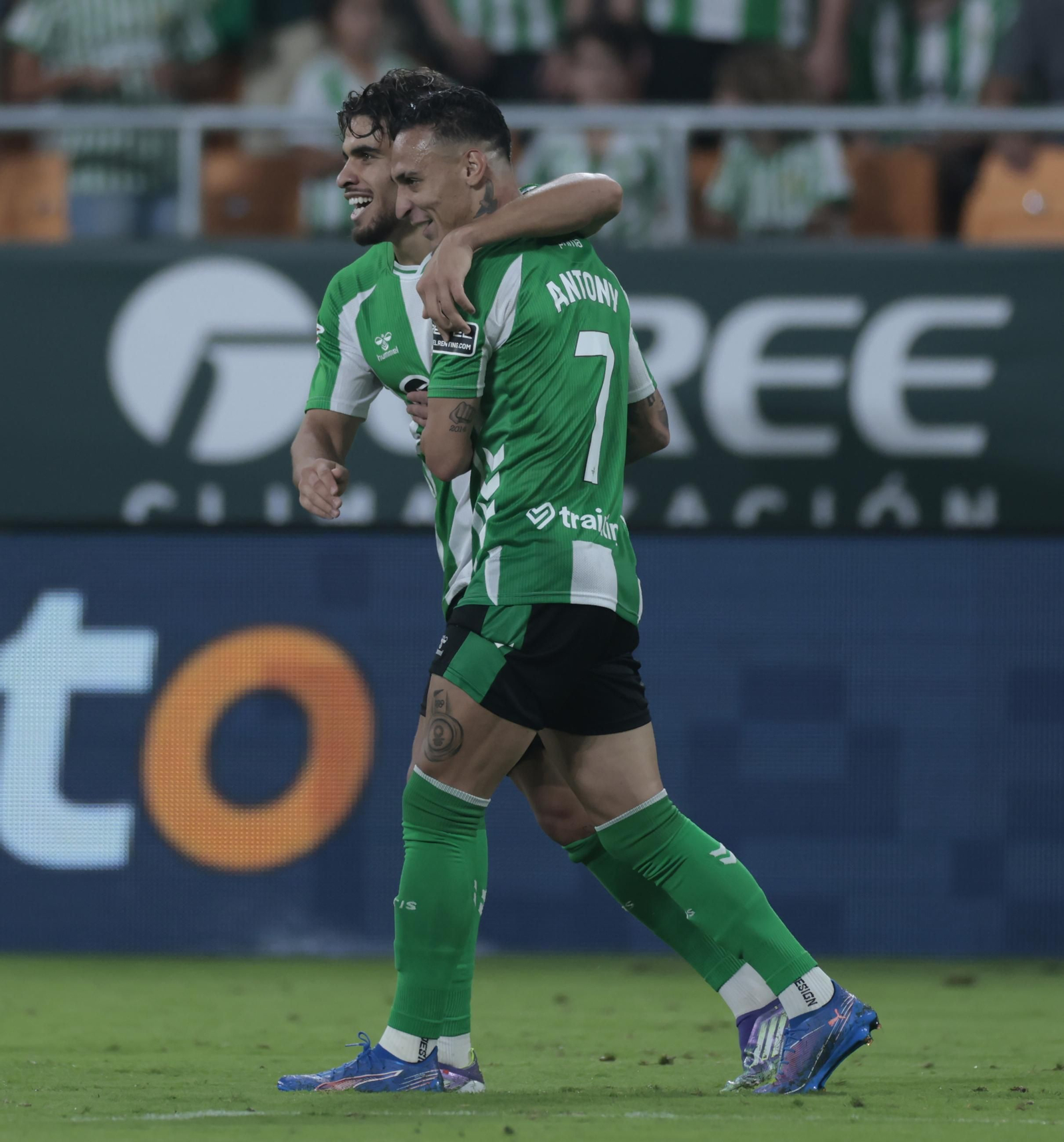 Antony felicita a Abde tras el gol del extremo marroquí.