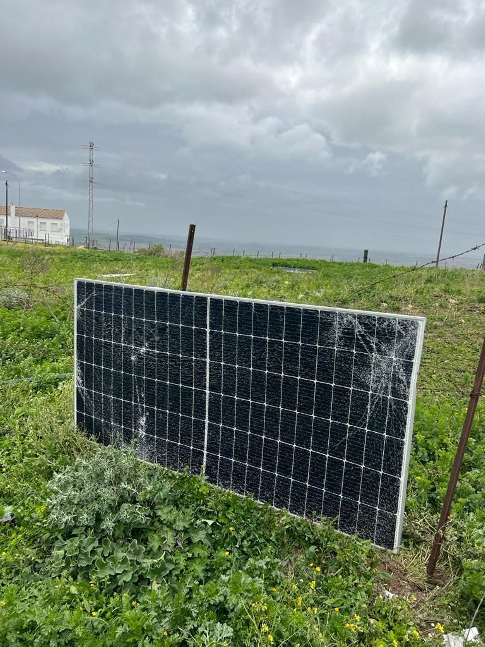 Paneles solares caídos en Medina.