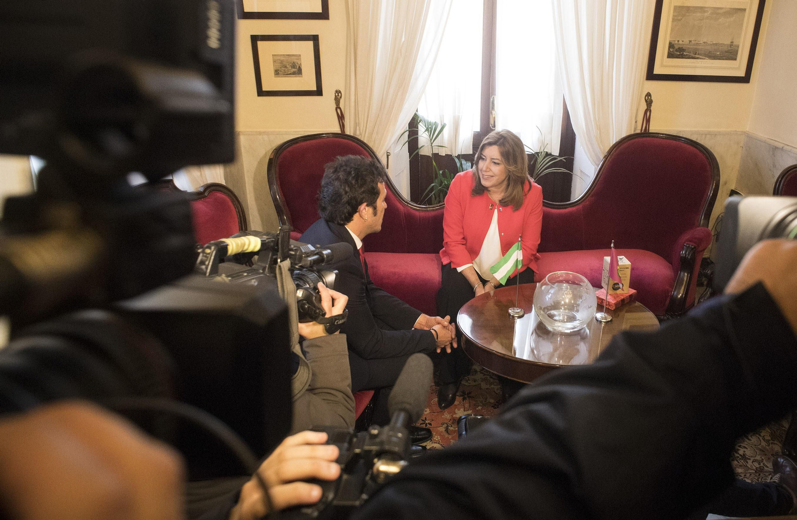 La visita de Susana Díaz al Ayuntamiento de Cádiz, en imágenes
