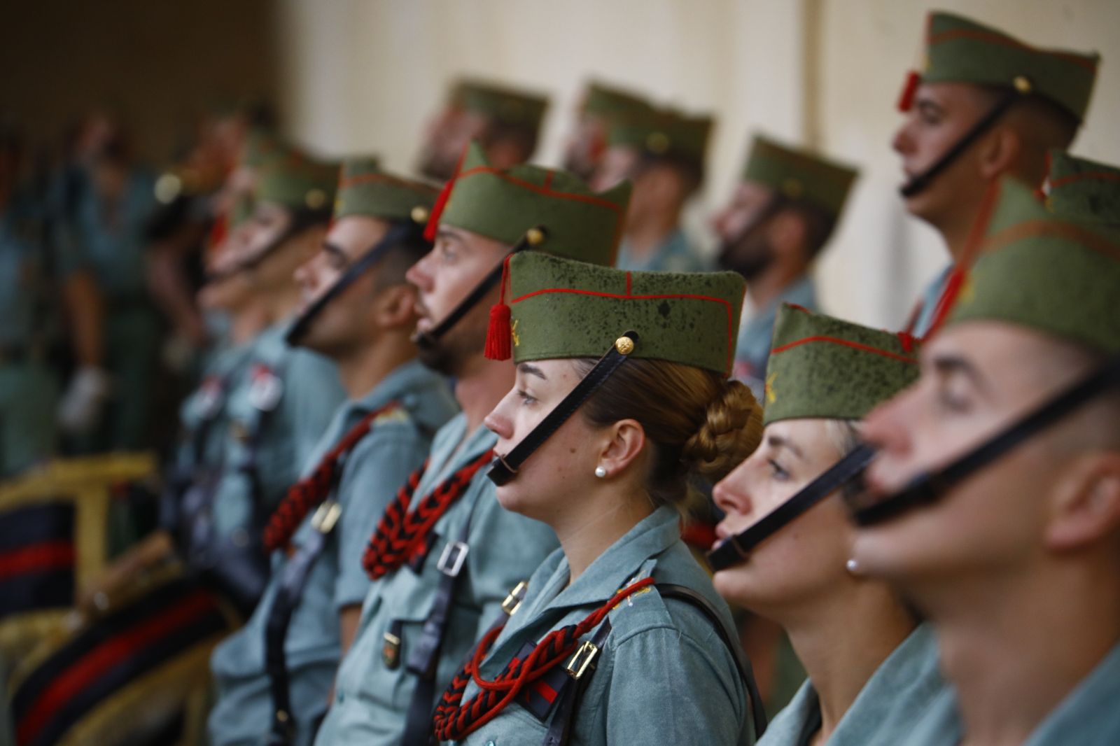 Las mejores imágenes del vía crucis de la Caridad de Córdoba con la Legión en este Viernes Santo
