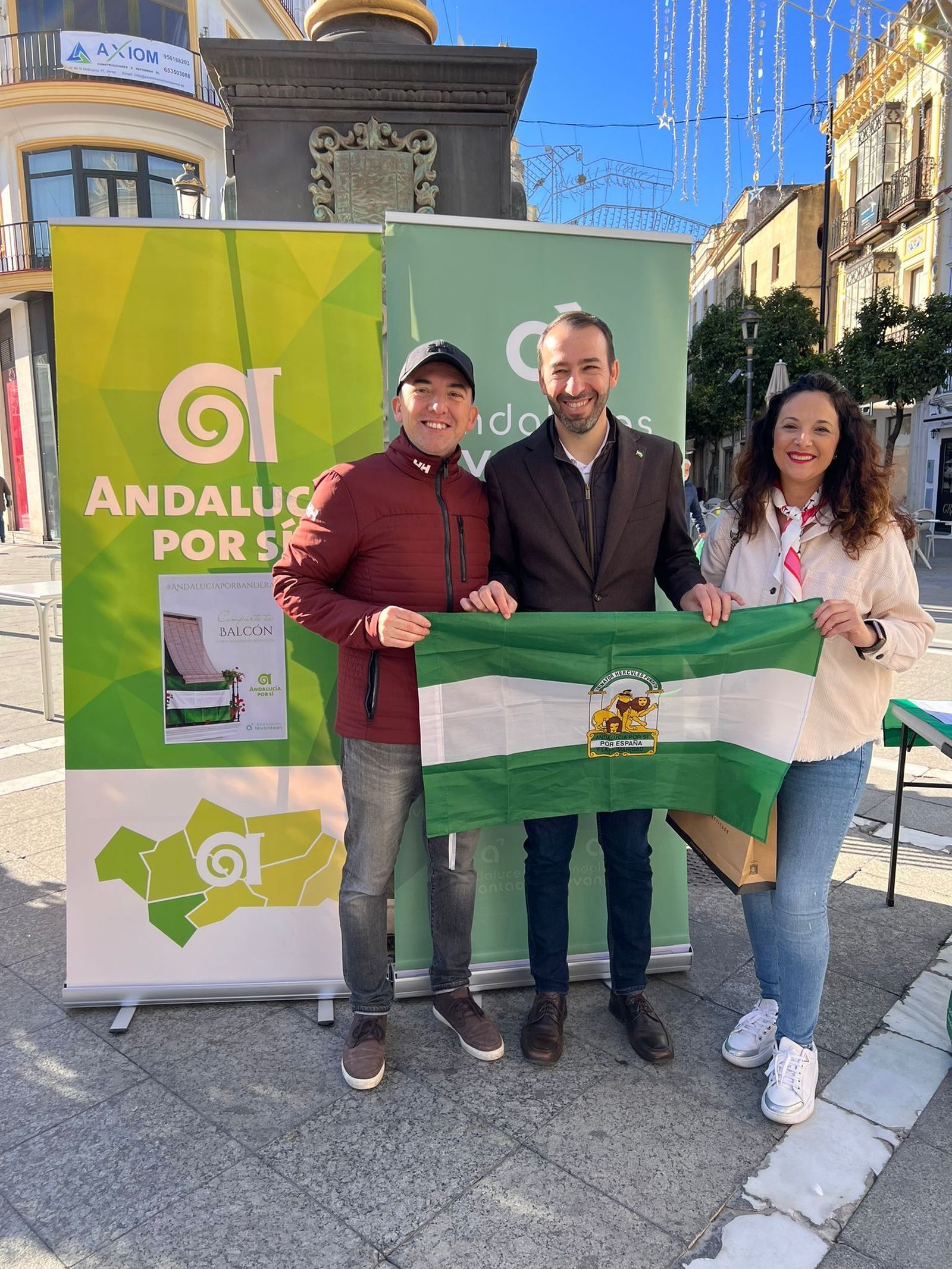El portavoz de Andalucía por Sí,  Santiago Casal, repartiendo banderas de Andalucía para conmemorar el 4D.