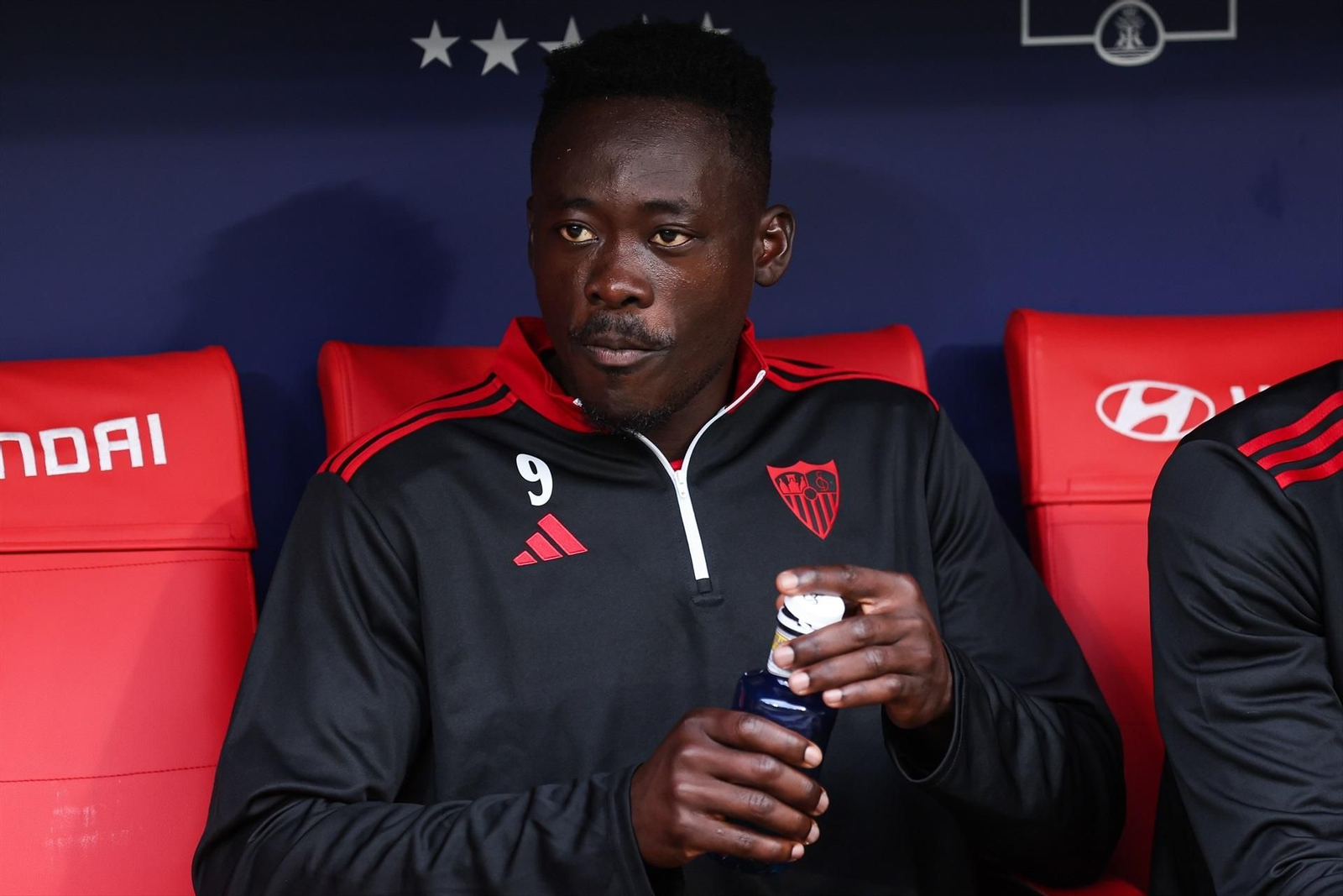 Akor Adams sigue desde el banquillo el partido con una botella de agua.