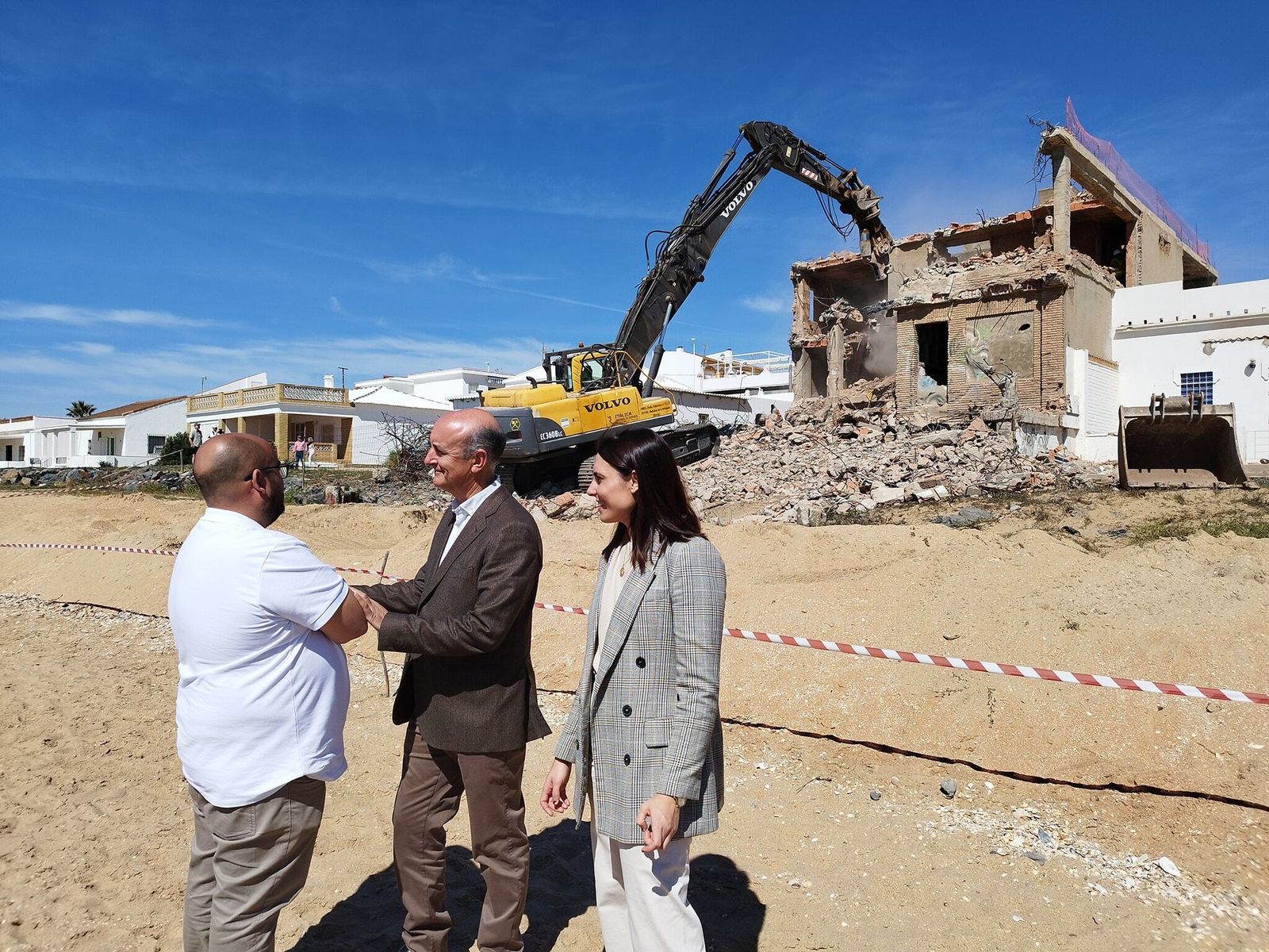 El alcalde de Lepe en la visita a las obras de demolición del chalé.
