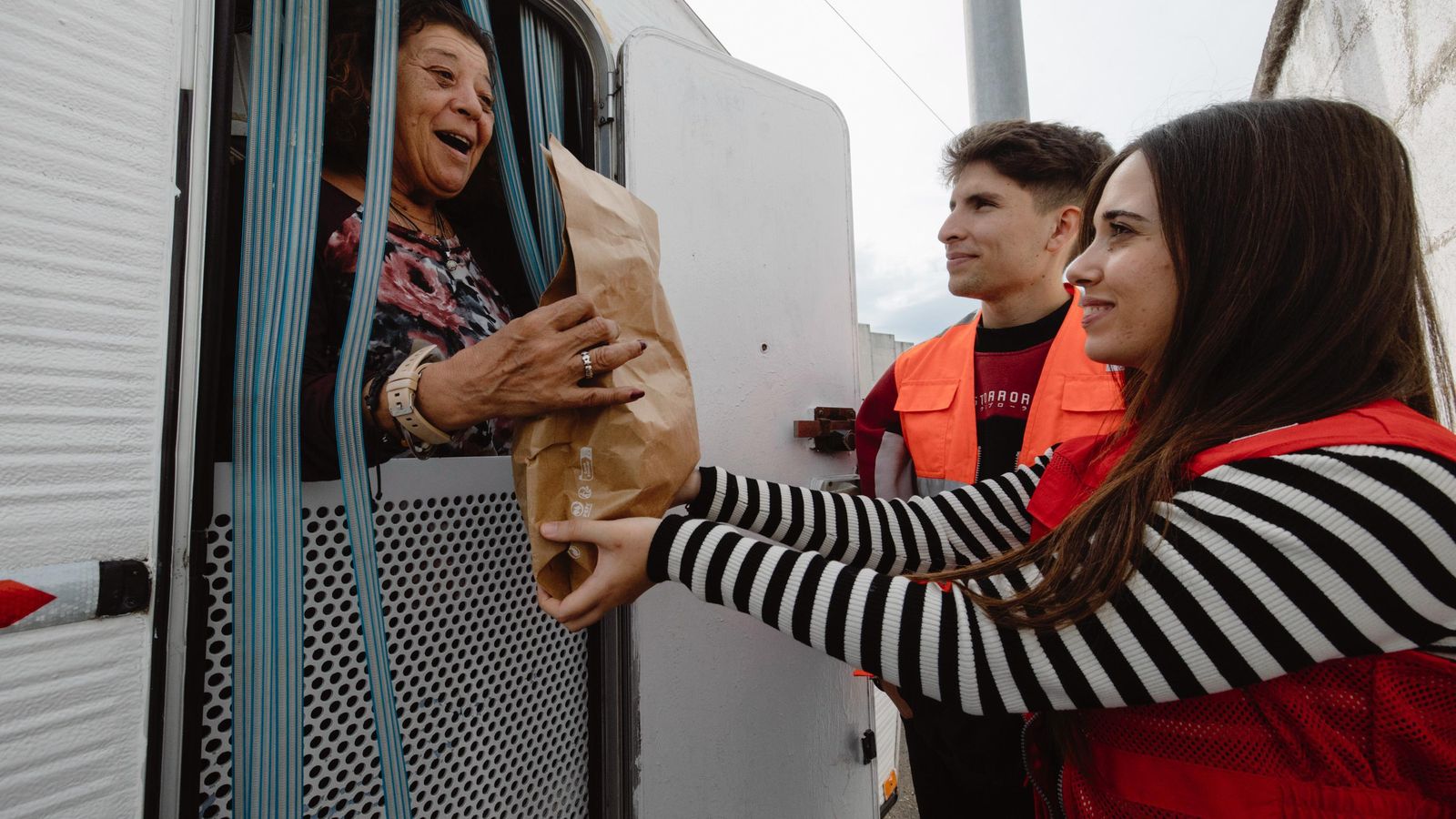 Marta Amado y Alejandro Marcelo, voluntarios de Cruz Roja, en otra de las entregas de los obsequios del Día de Reyes.