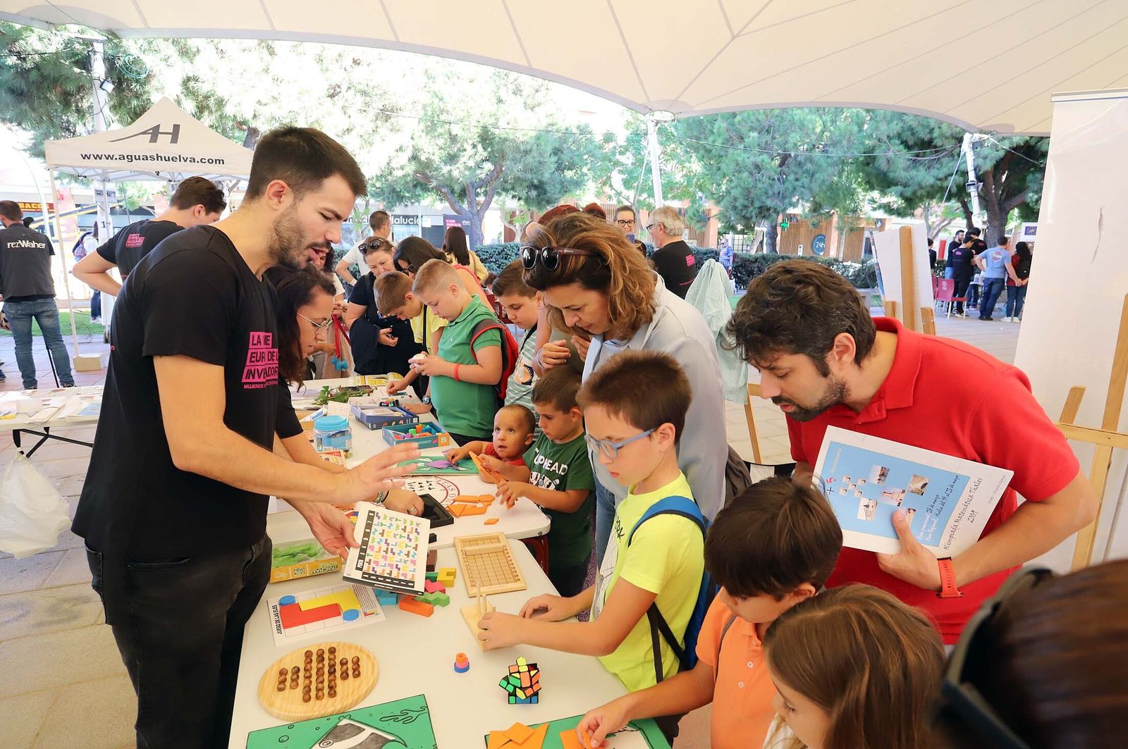 Imágenes de los talleres y actividades de La Noche Europea de los Investigadores