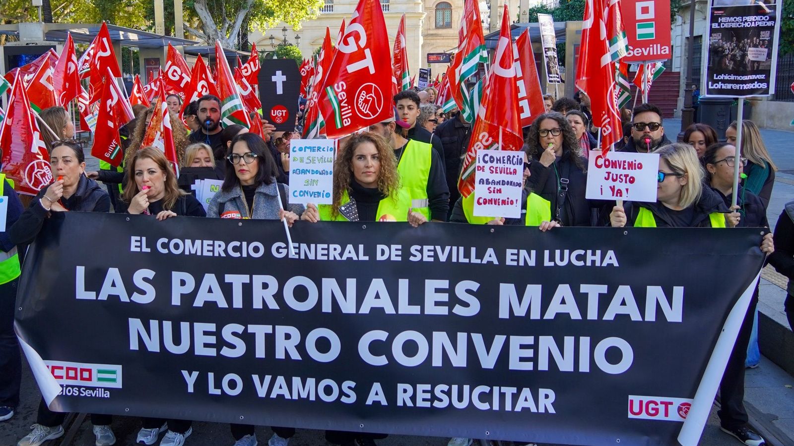 Protesta contra el bloqueo del convenio colectivo del comercio en Sevilla de los sindicatos CCOO y UGT