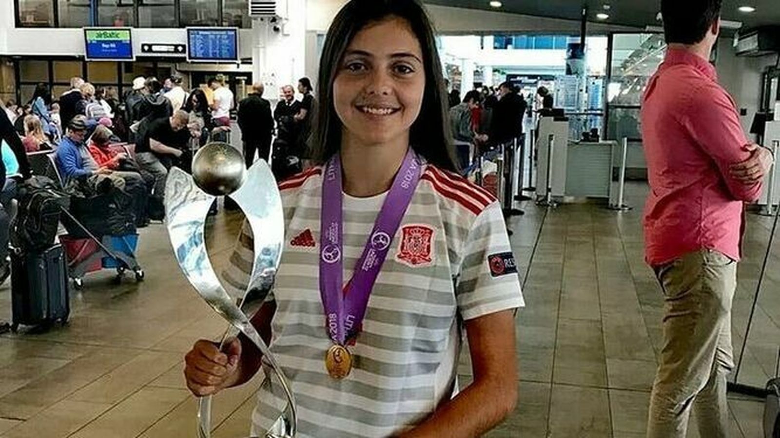 Teresa Mérida posa con el trofeo que logró España en el Europeo.