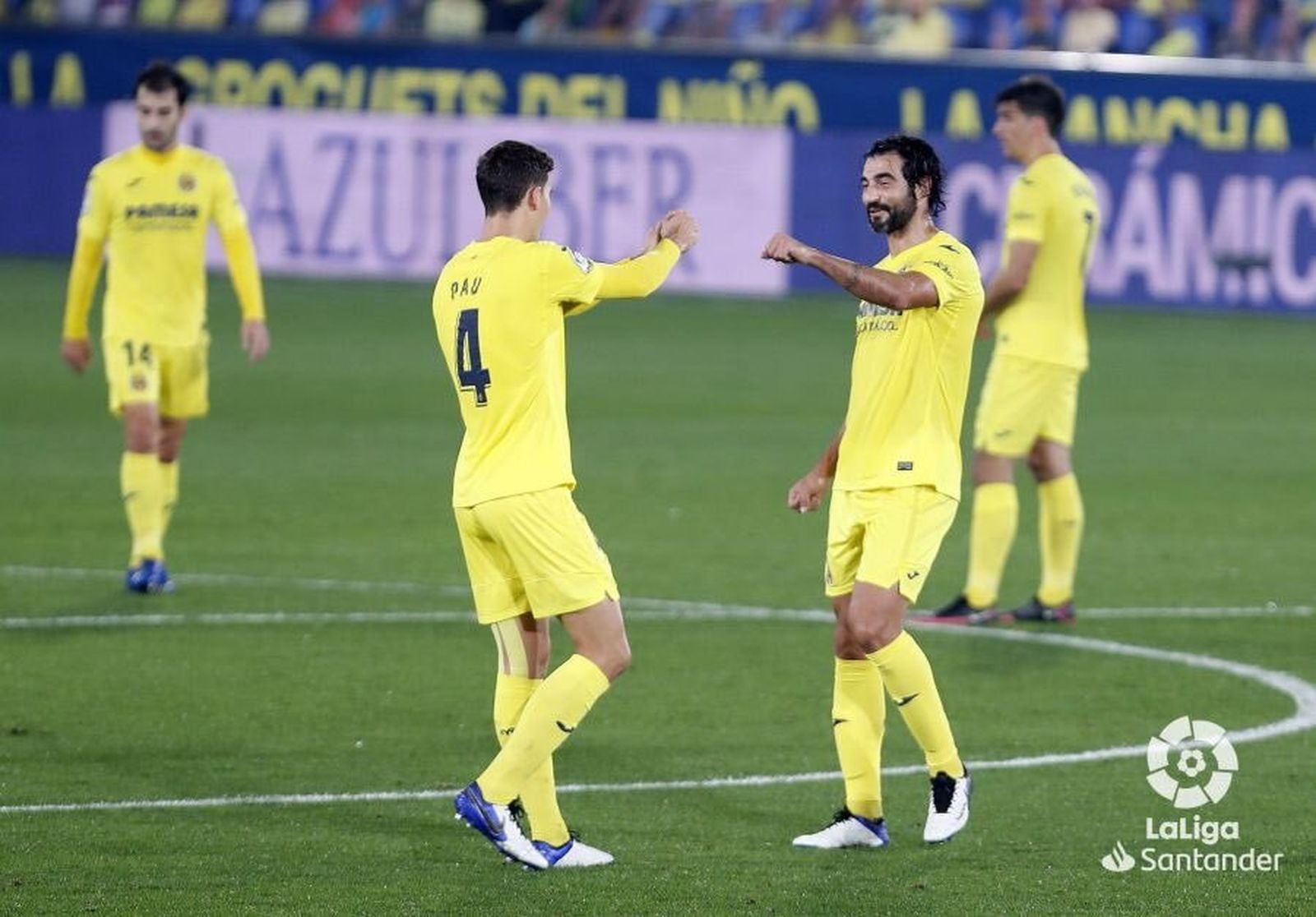 Pau y Raúl Albiol celebran uno de los goles del Villarreal.