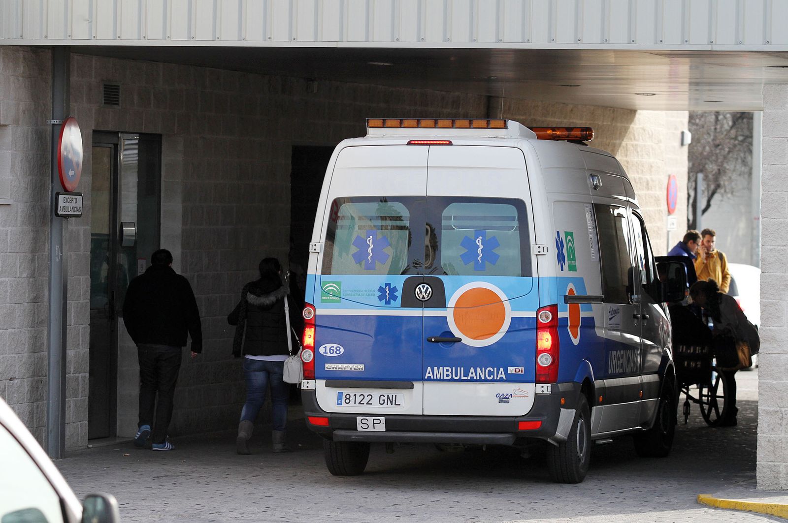 Una ambulancia, llegando a Urgencias del Juan Ramón.