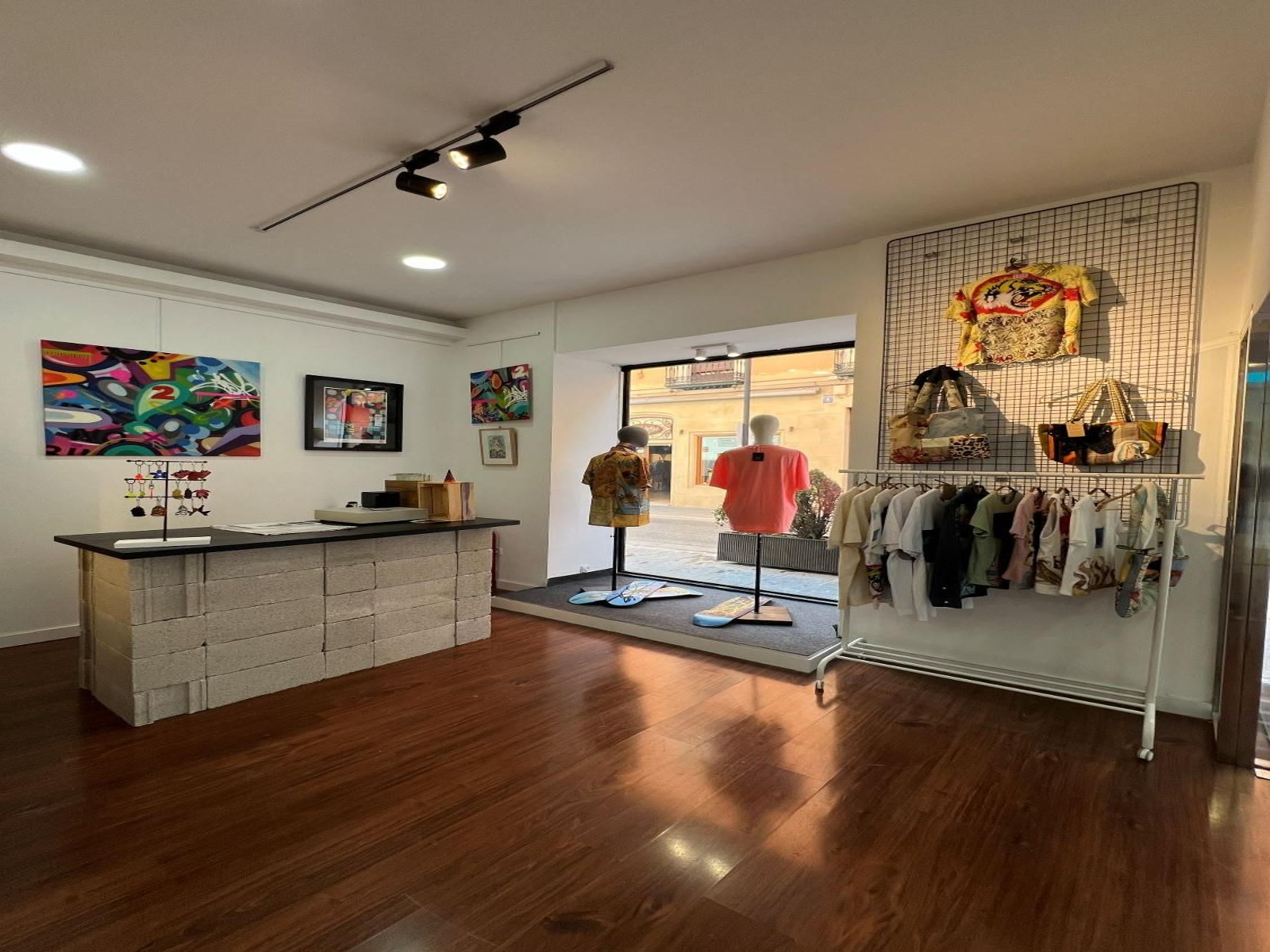 Así es Rampa: la nueva galería de arte contemporáneo con obras de Belin en el centro de Linares