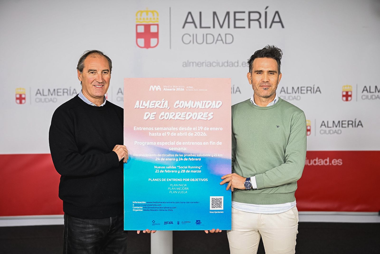 El concejal de Deportes y el coordinador general de la prueba posan con el cartel de la iniciativa.