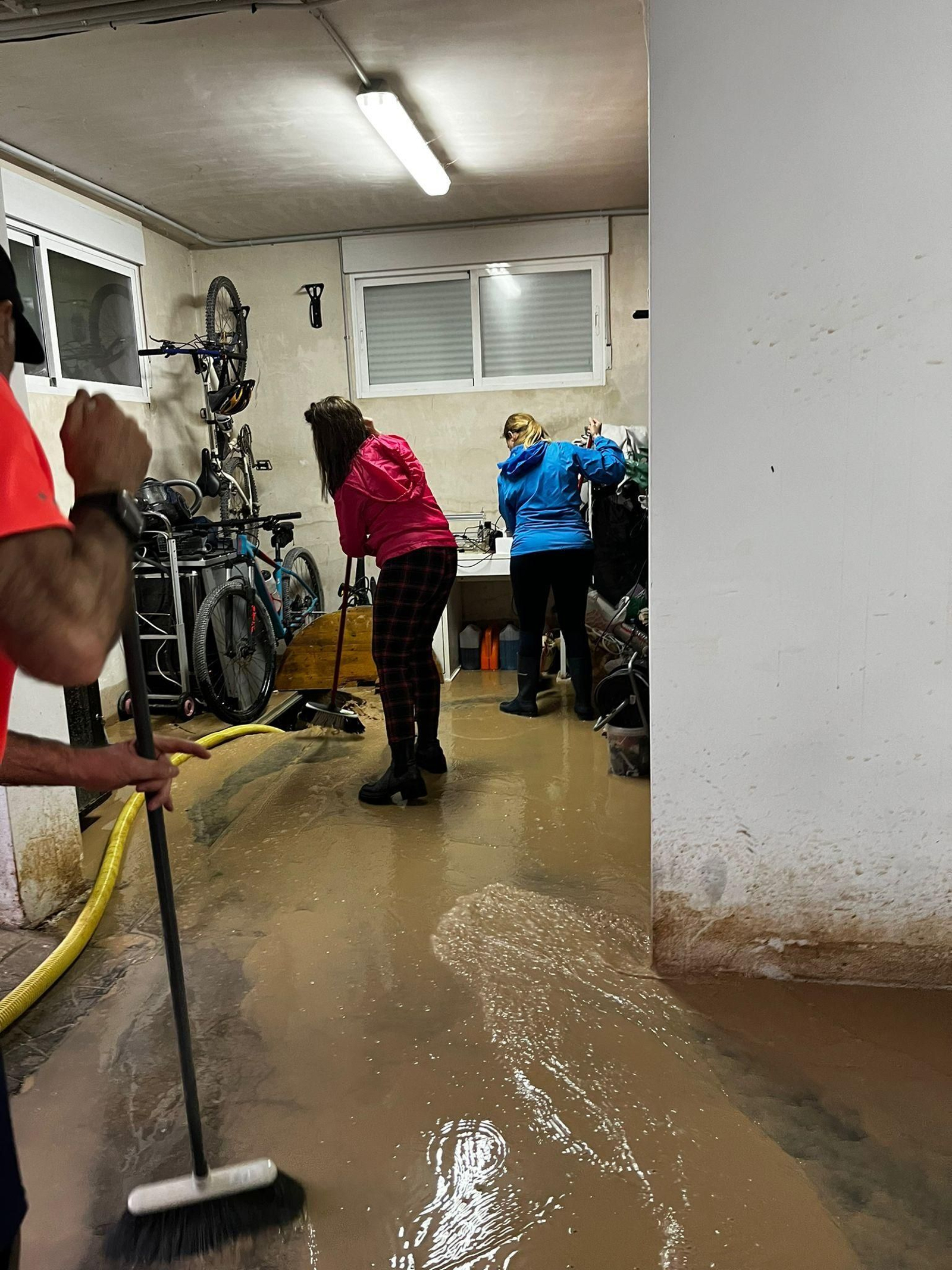 Labores de limpieza y extracción de agua tras el temporal en Valdurrubio