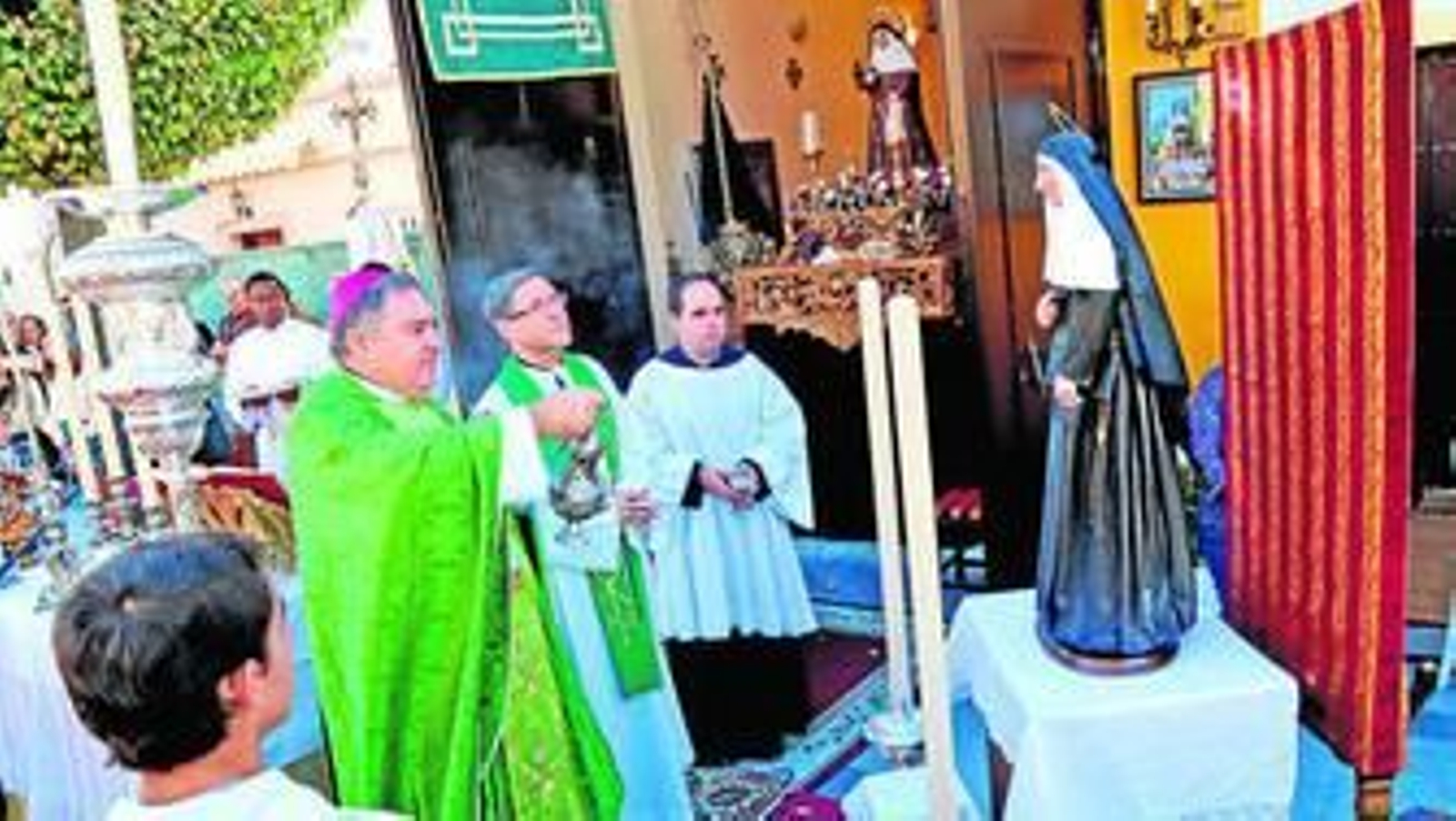El obispo Mazuelos bendiciendo, ayer, la imagen de la nueva santa.