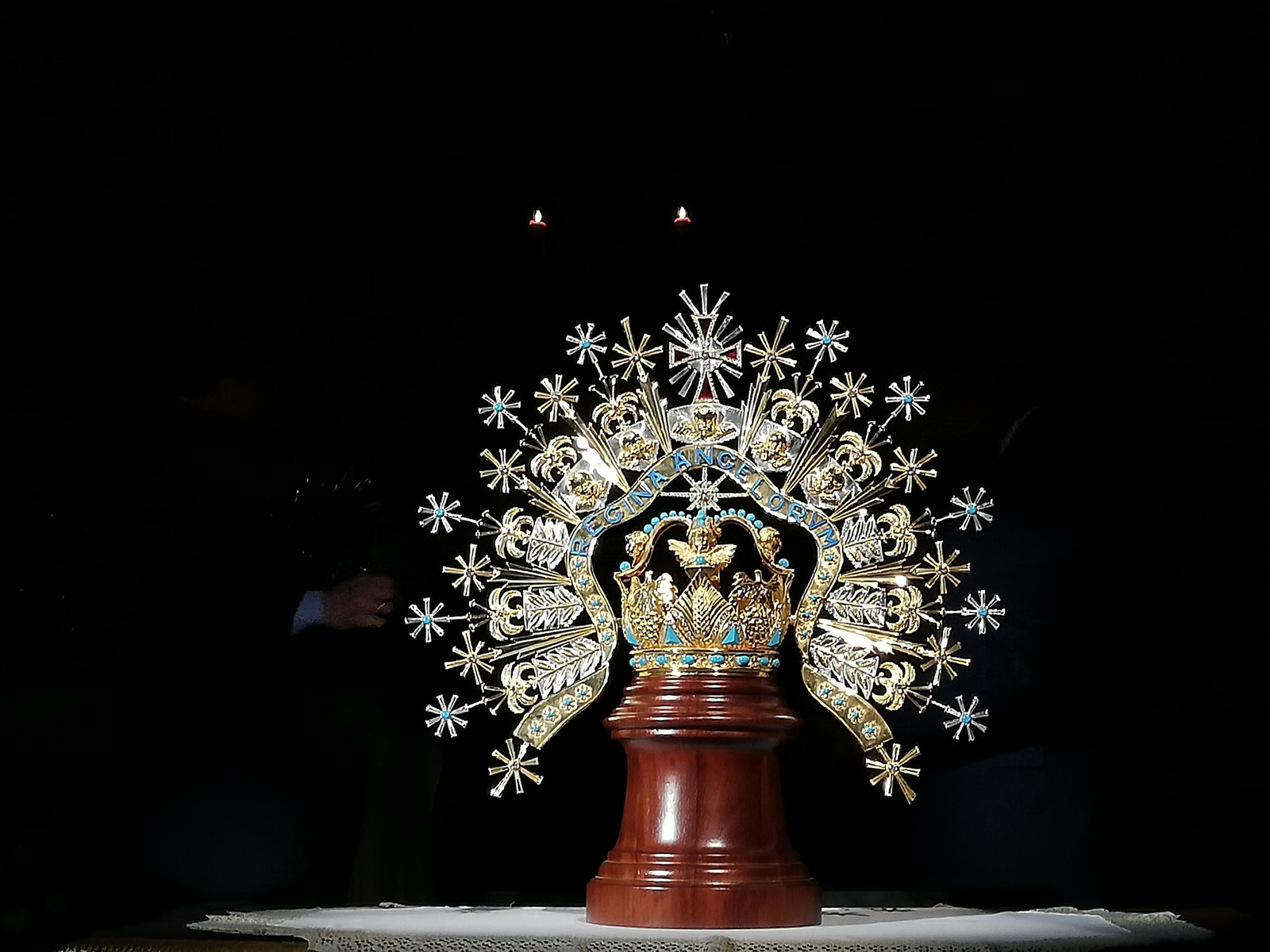 La corona de Nuestra Señora de los Ángeles, de los negritos, lista para la coronación