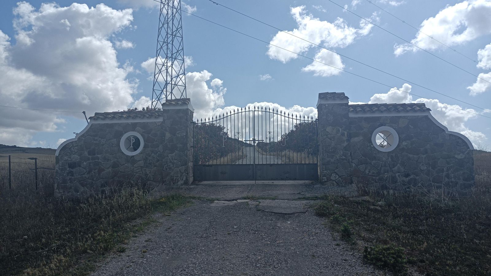 Puerta de entrada a la finca La Cantora.
