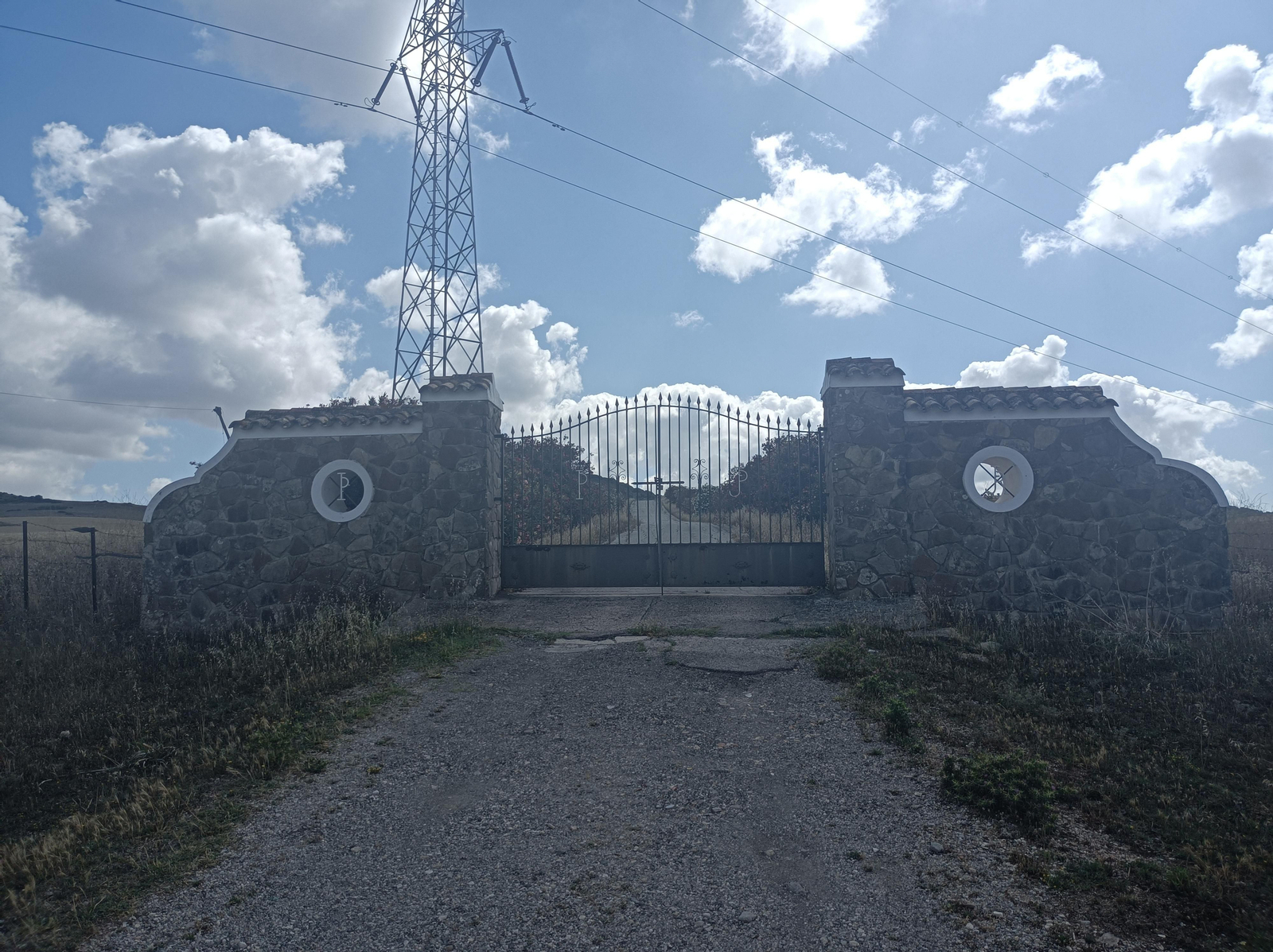 Puerta de entrada a la finca La Cantora.