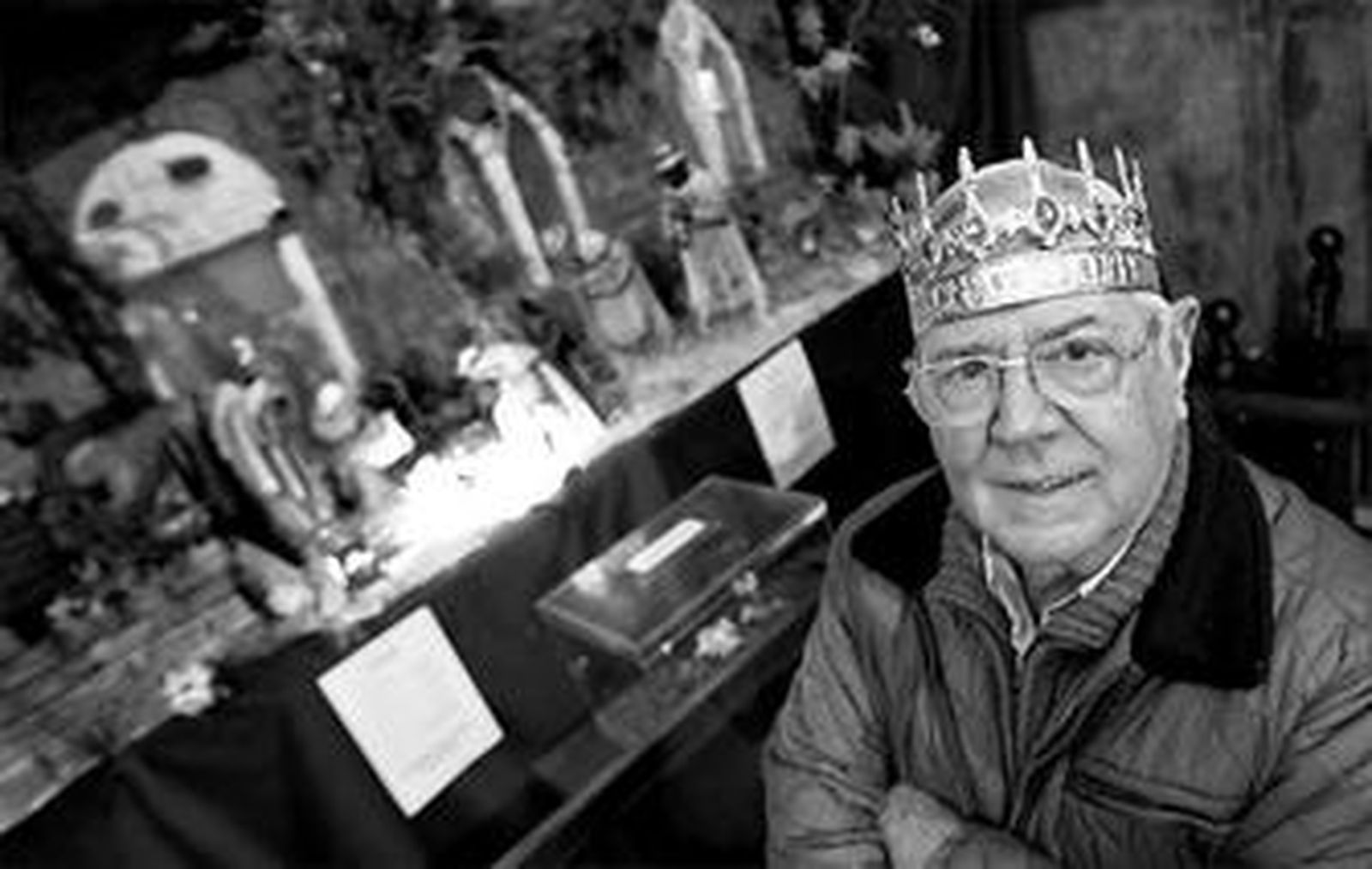 Pedro Fernández del Río, con la corona, junto a los reyes magos del nacimiento municipal.