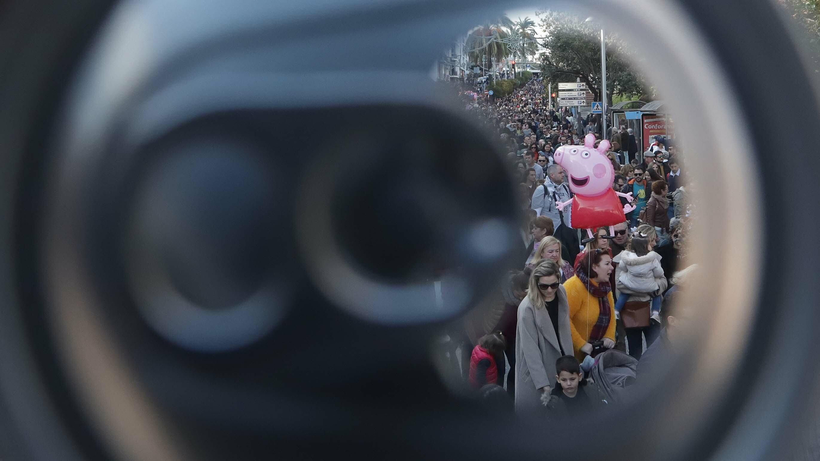 Cientos de personas participan en el tradicional arrastre de latas en Algeciras.