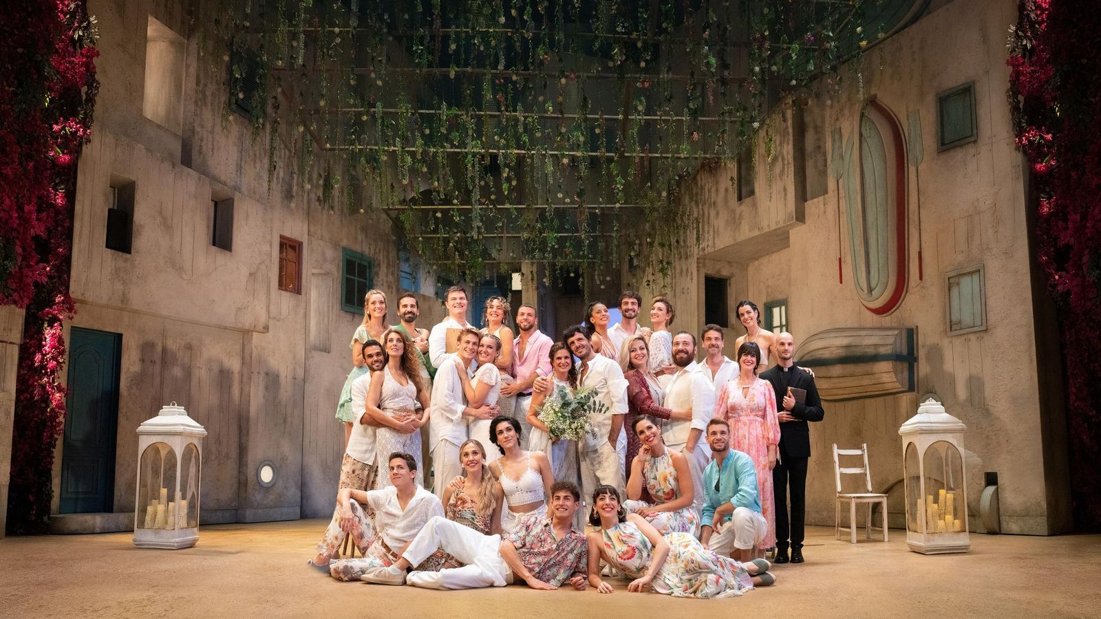 Gran parte del elenco sobre el escenario.