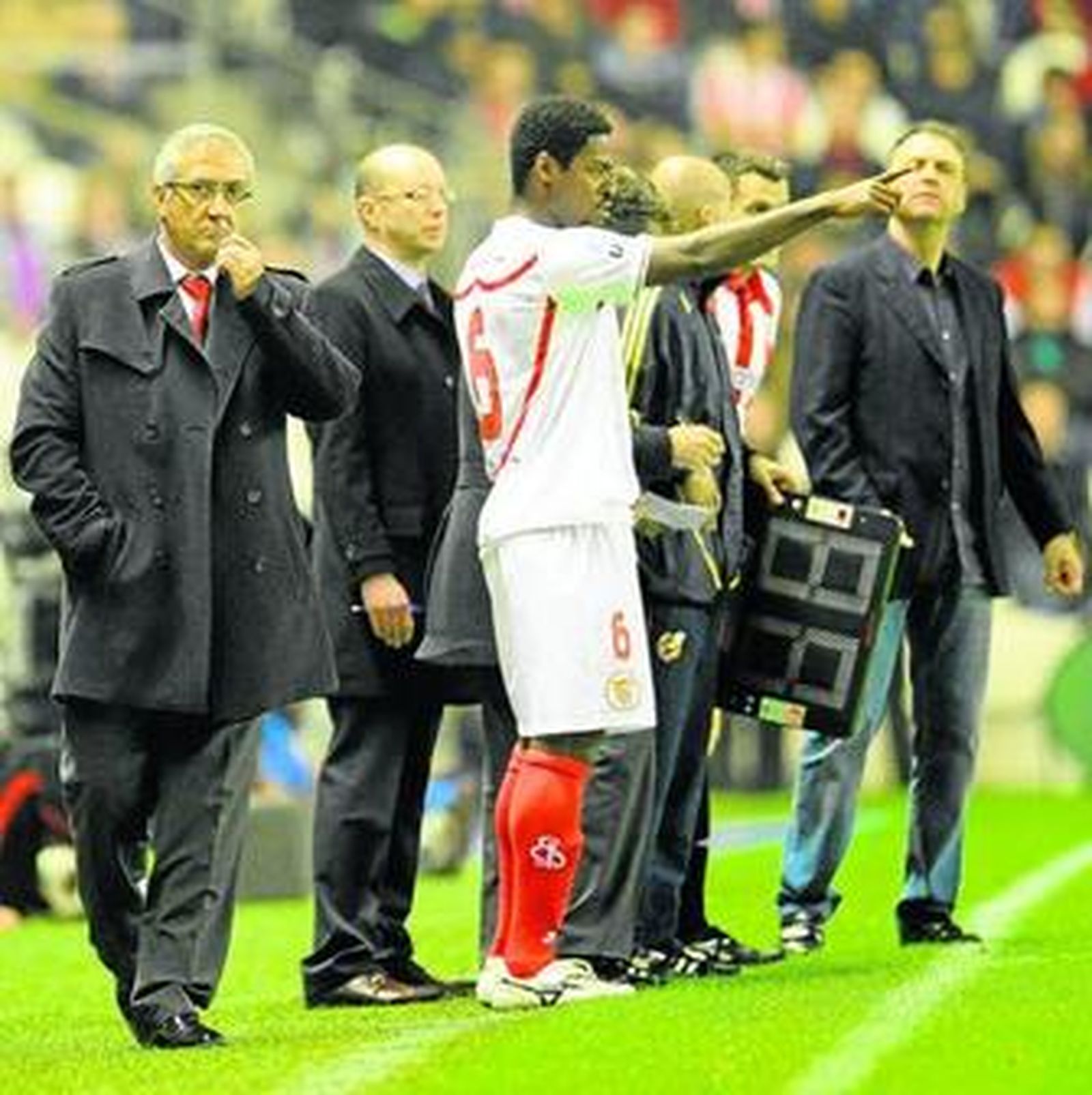 Gregorio Manzano observa el transcurso del duelo antes de la entrada de Romaric.